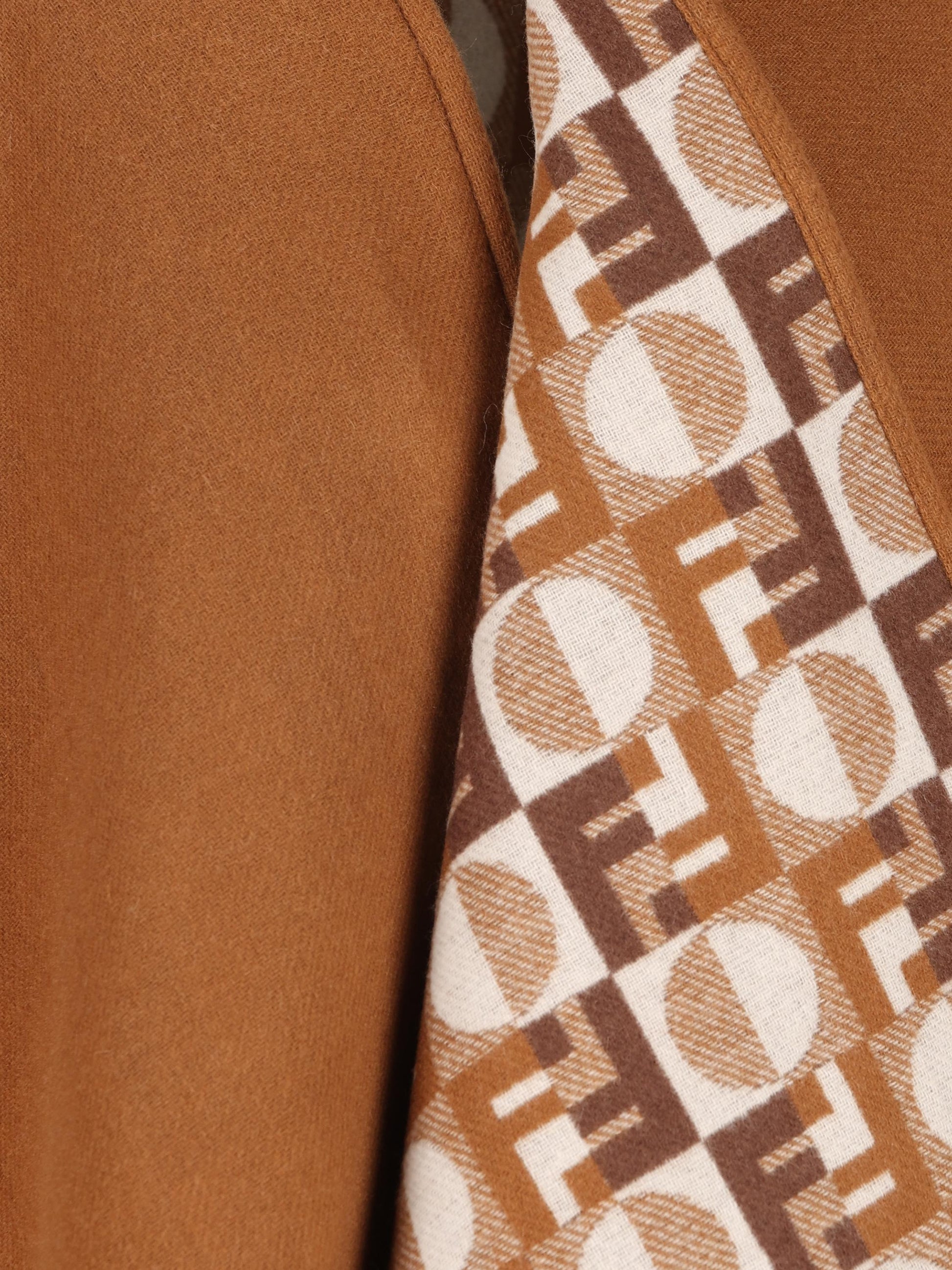 Mantella realizzata in lana e cashmere. FXX808 AYKTF0X2L FENDI 