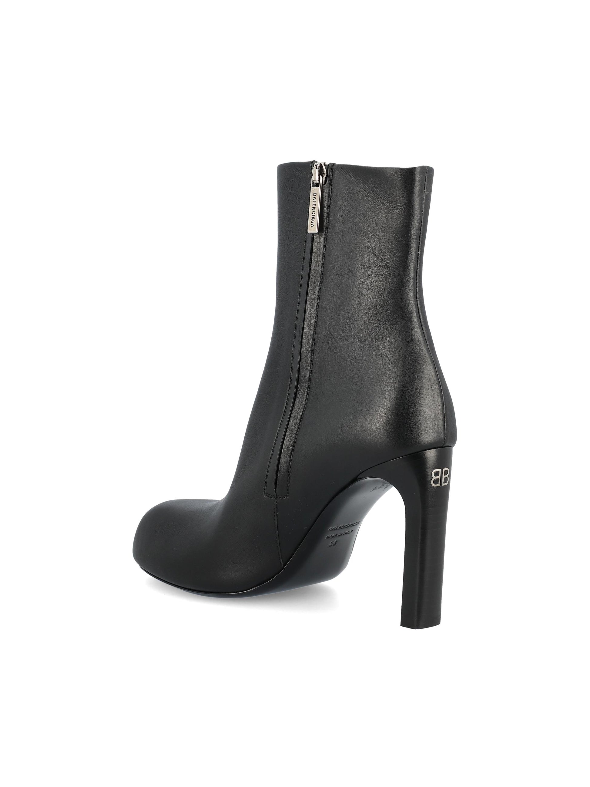 Stivali realizzati in pelle. 844897 WBDH51081 BALENCIAGA 