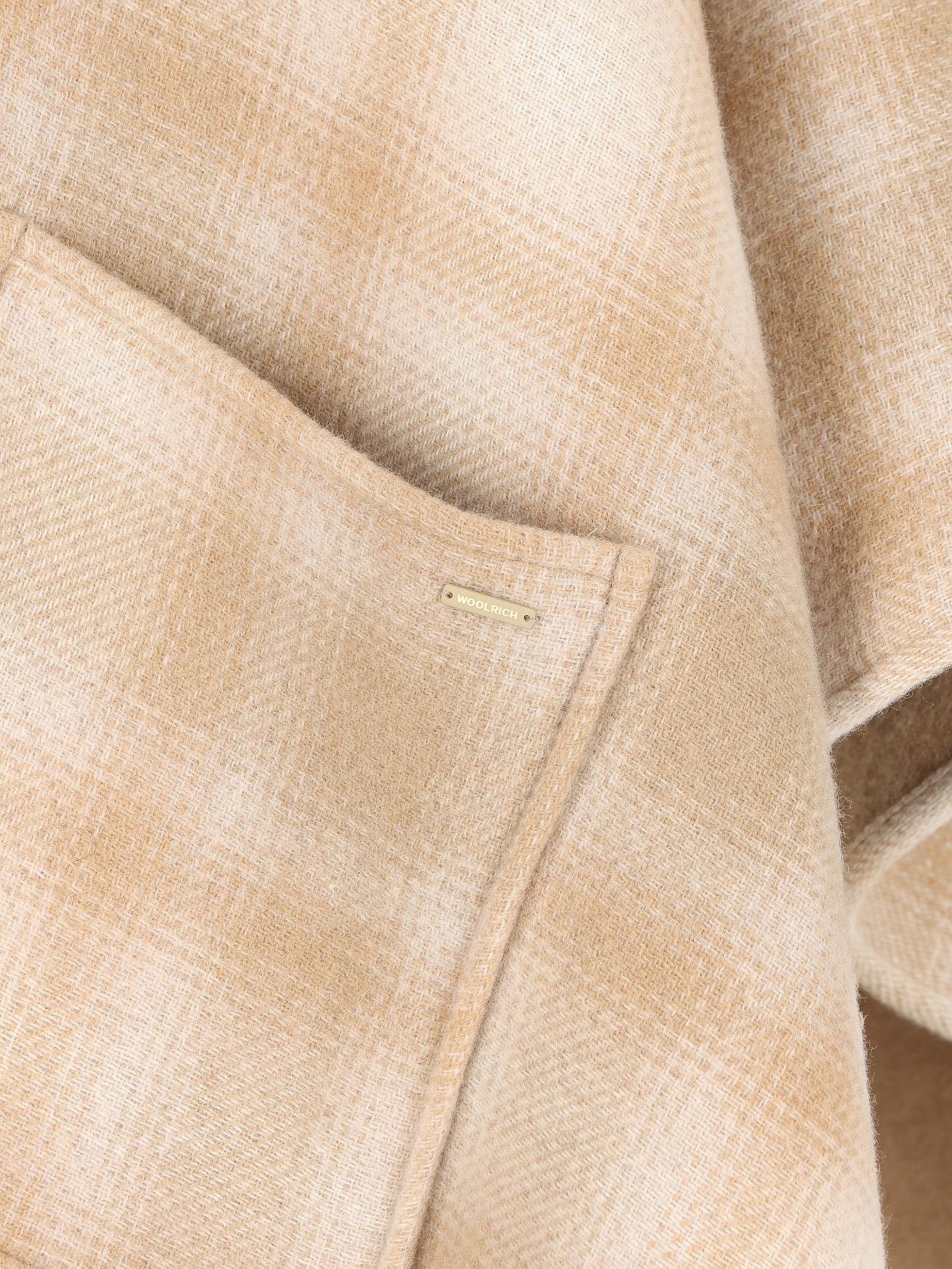 Mantella realizzata in lana. CFWWAC2017FRUT5147 8912 WOOLRICH 