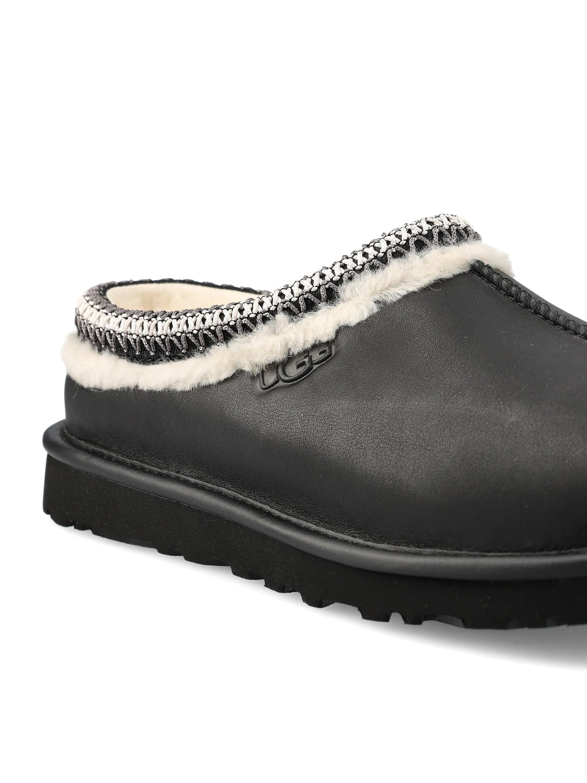 Ciabatte realizzate in pelle. 1171303 BLK UGG 