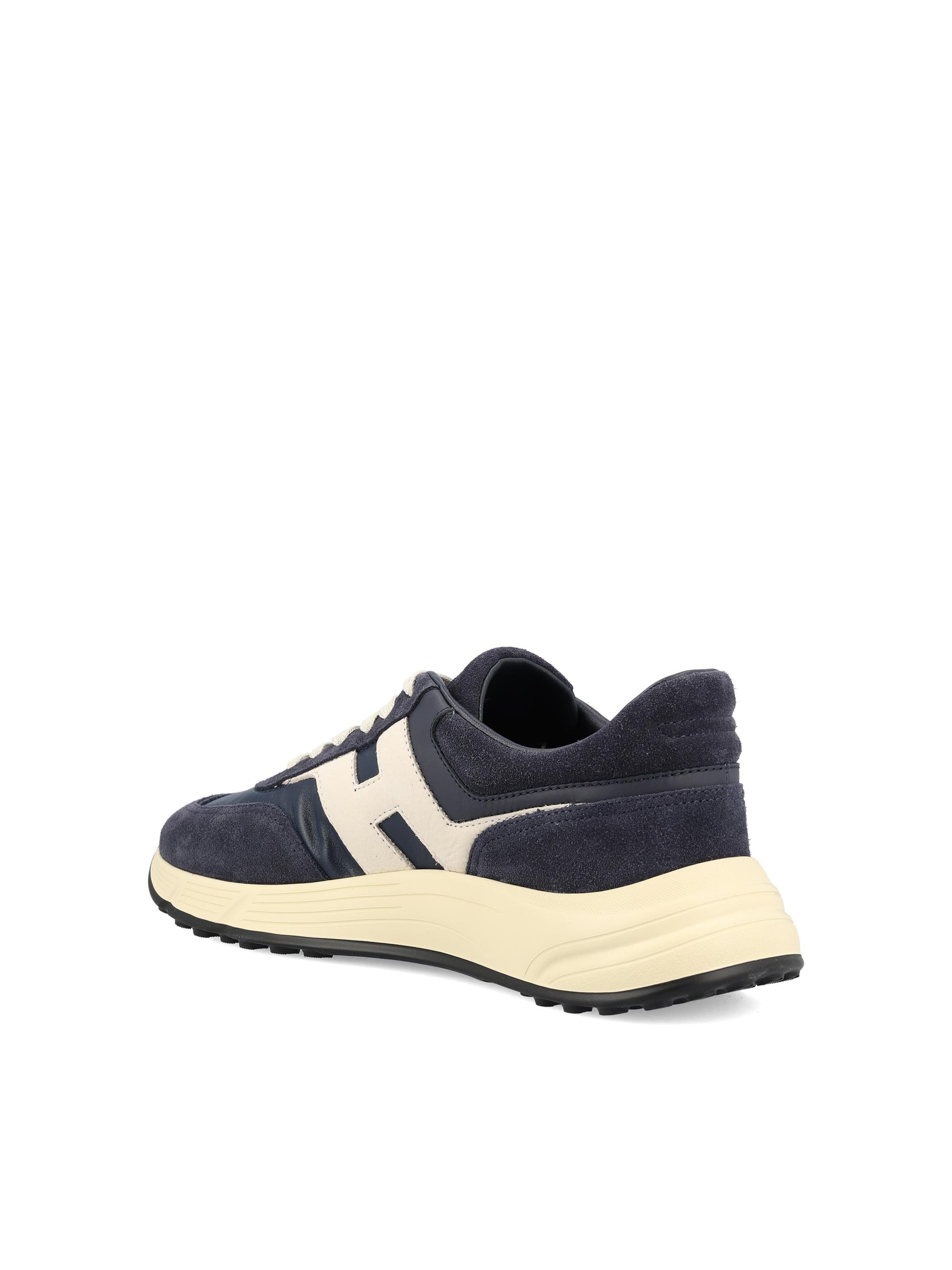 Sneakers realizzate in pelle scamosciata. HXM5630FR30UHG 826E HOGAN 