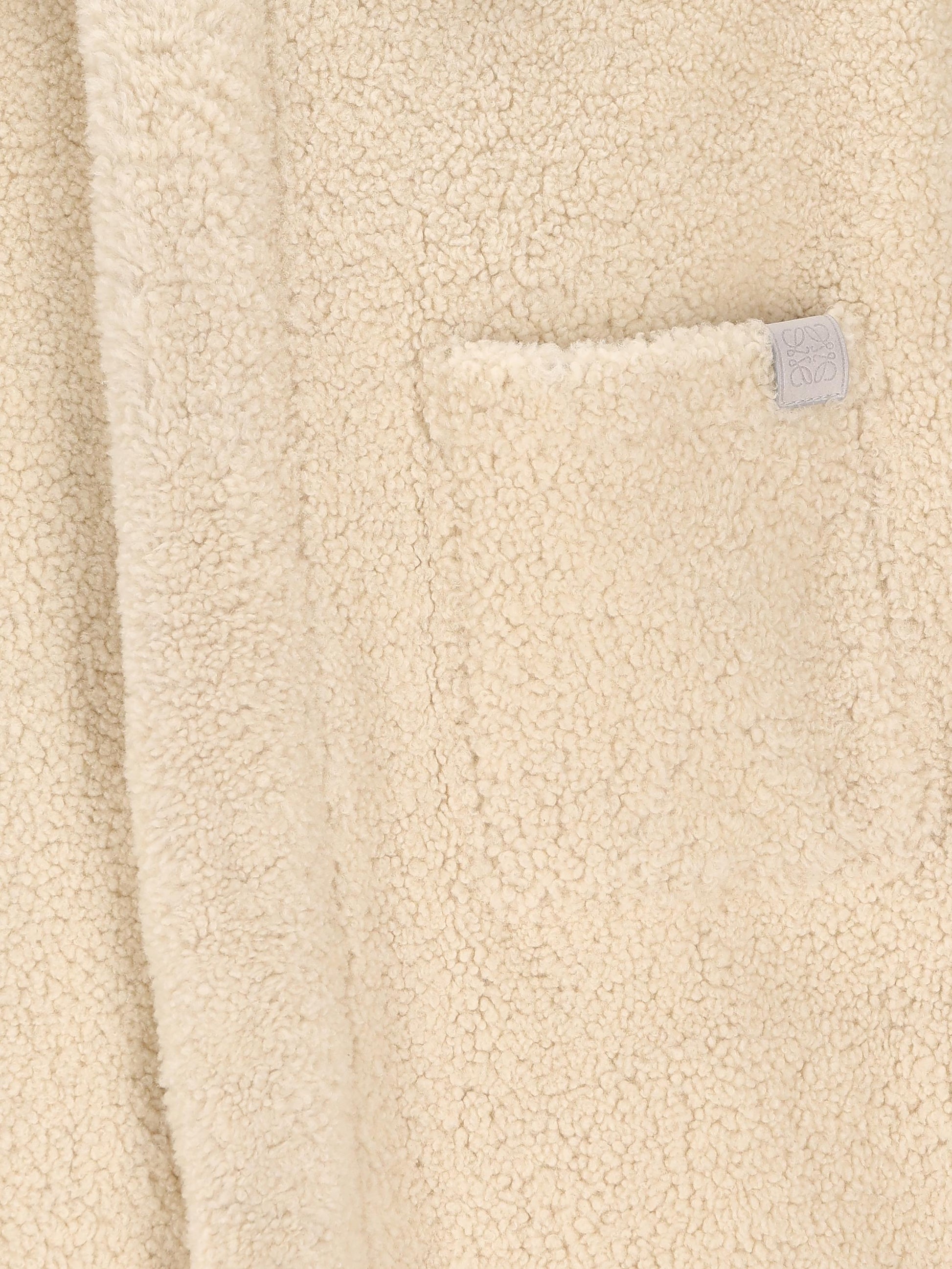 Giacca realizzata in shearling. H526Y2SL28 1130 LOEWE 