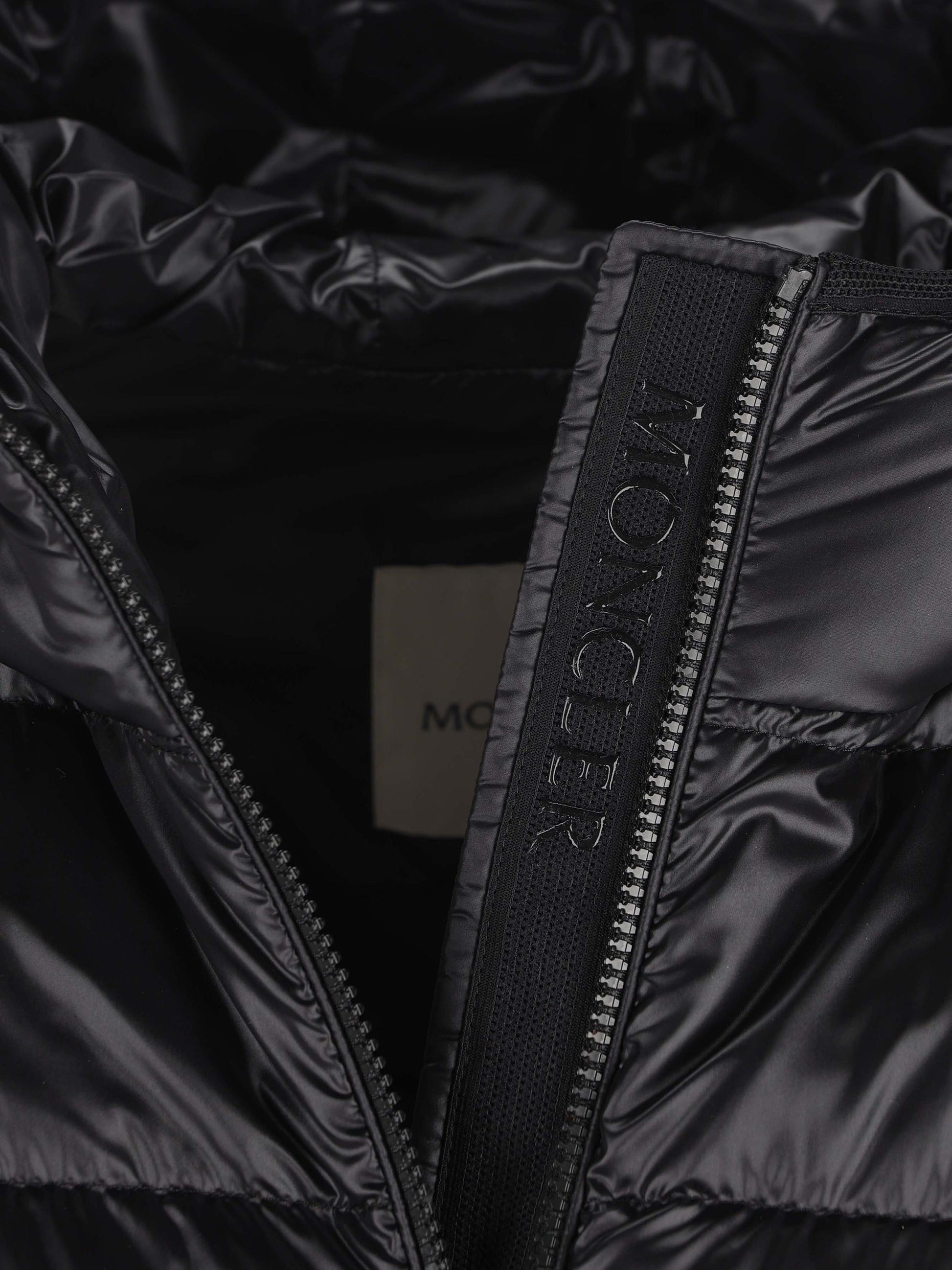 Piumino realizzato in poliammide. W1A00097 597YG999 MONCLER 