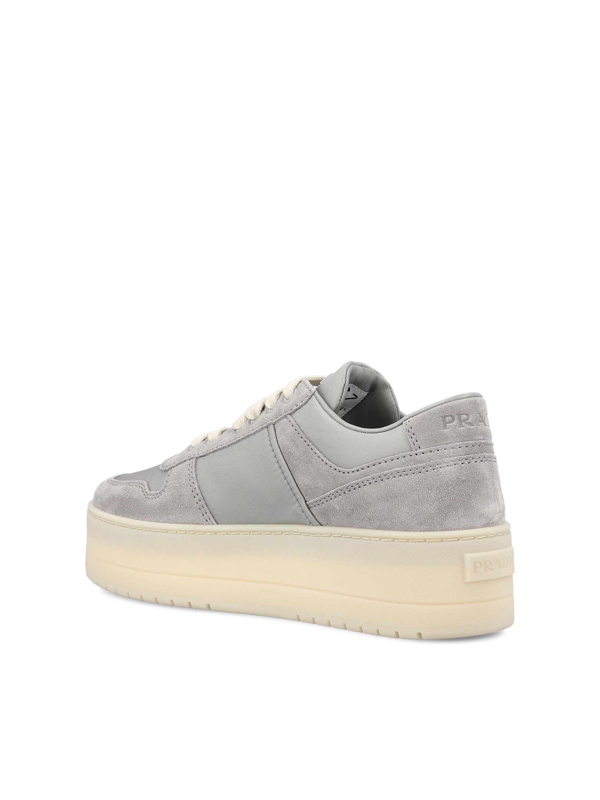 Sneakers realizzate in re-nylon e pelle scamosciata. 1E792M ZJMF073X PRADA 