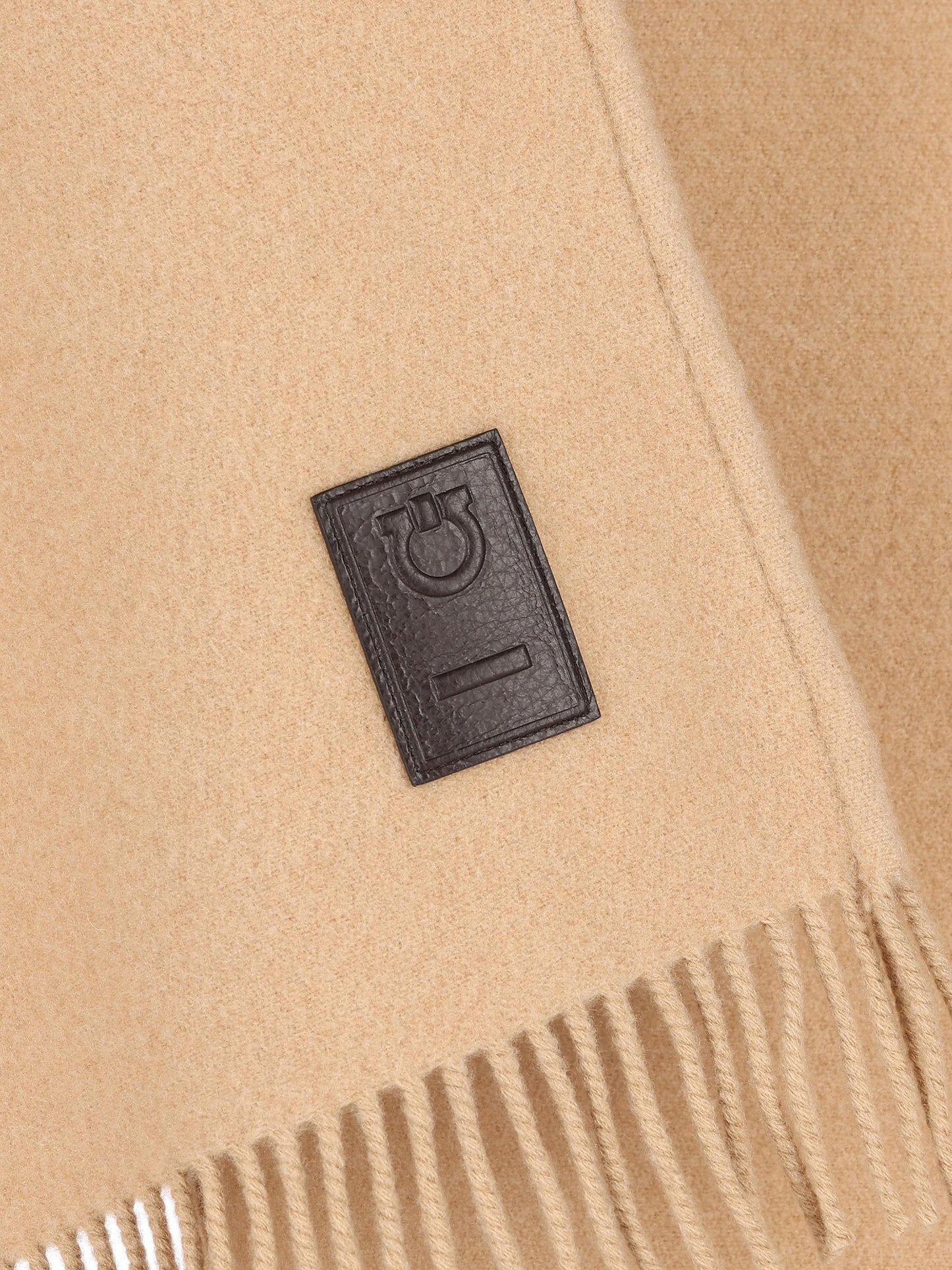 Stola realizzata in lana e cashmere. 320798 770222001 SALVATORE FERRAGAMO 