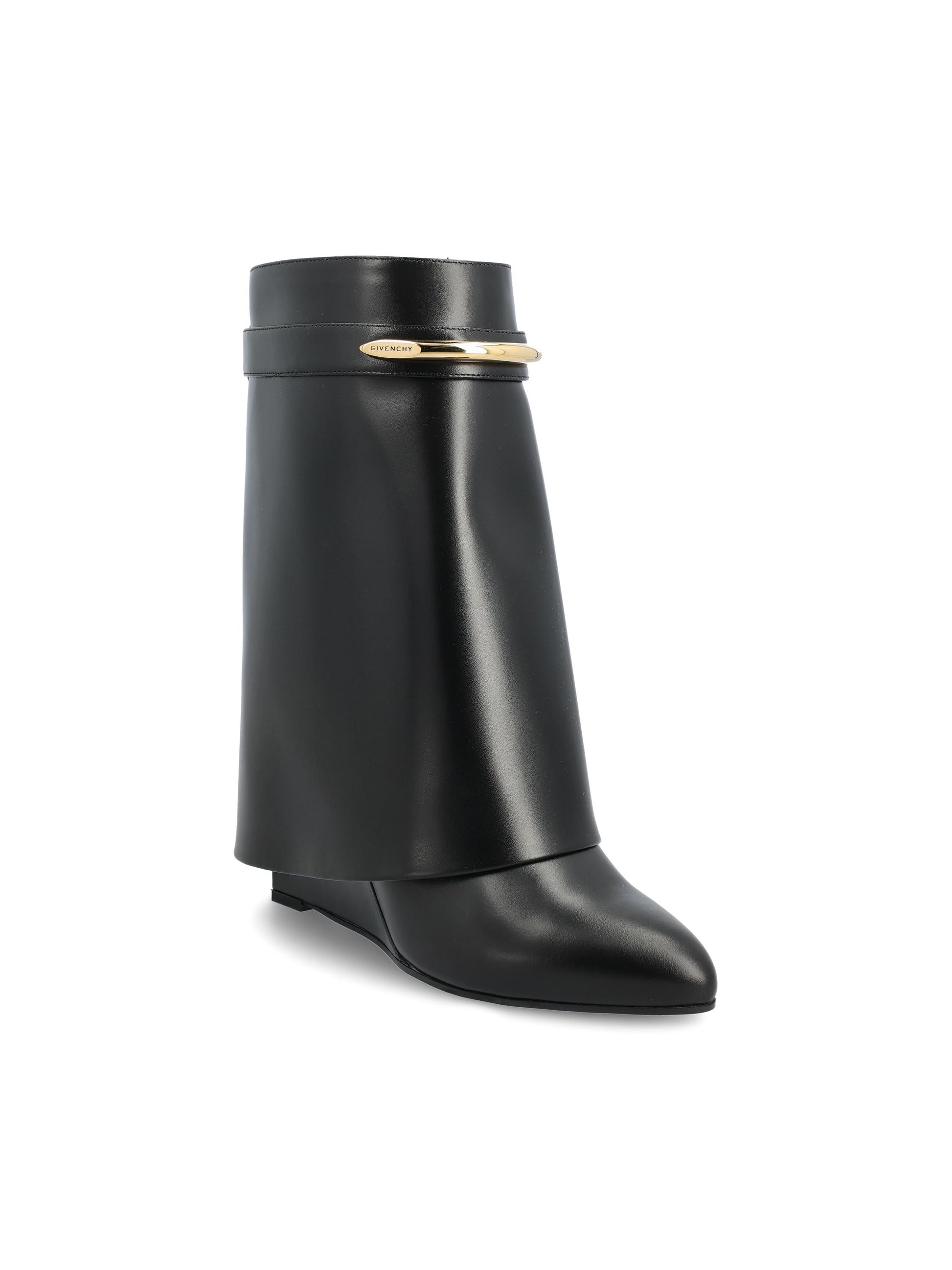 Stivali realizzati in pelle di vitello. BE605LE1J7 001 GIVENCHY 
