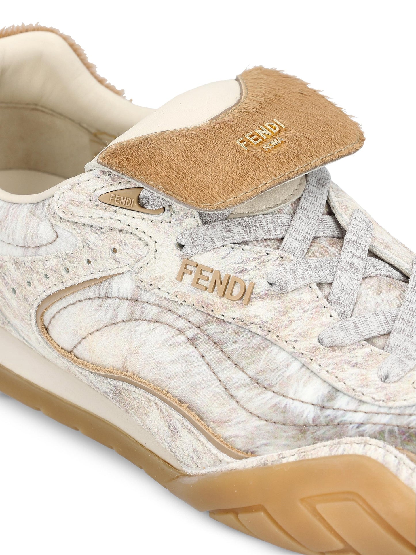 Sneakers realizzate in tessuto bianco e pelle di vitello. 8E8820 AYF0F1TY8 FENDI 