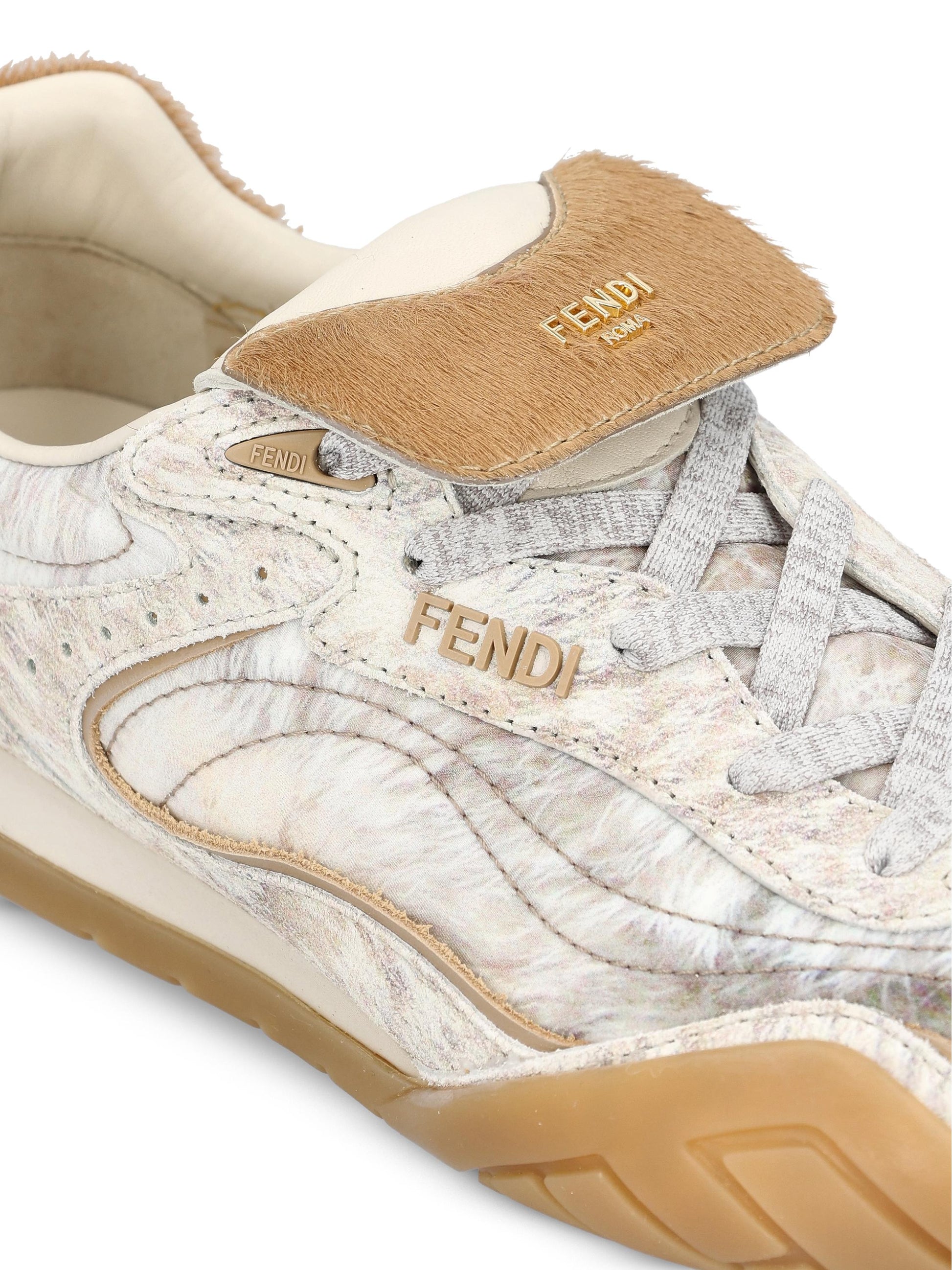 Sneakers realizzate in tessuto bianco e pelle di vitello. 8E8820 AYF0F1TY8 FENDI 