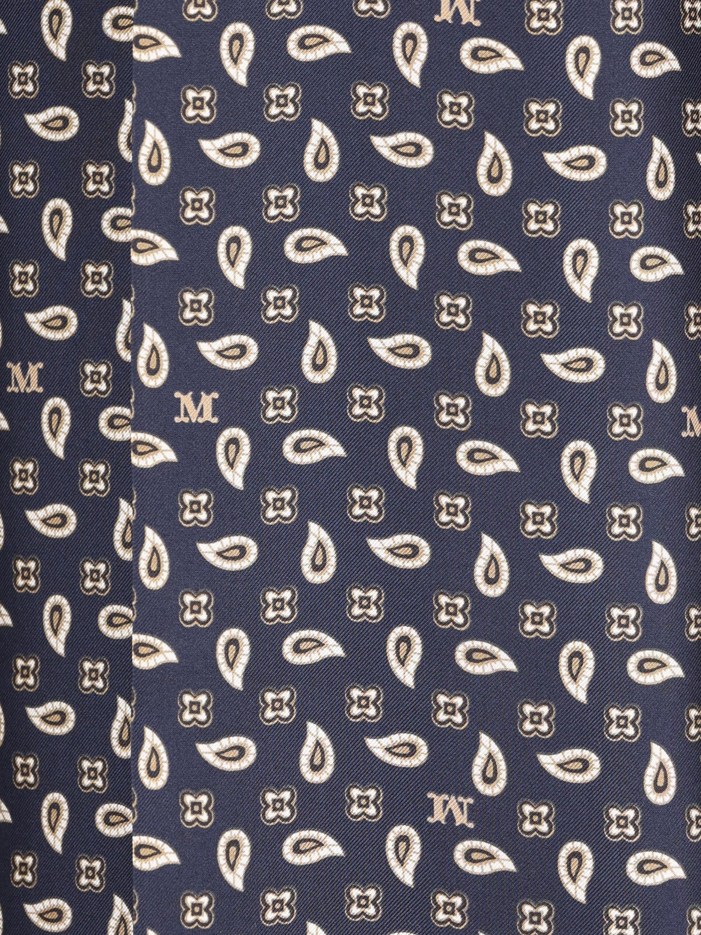 Pantaloni realizzati in seta. 2611131131600 001 MAX MARA 