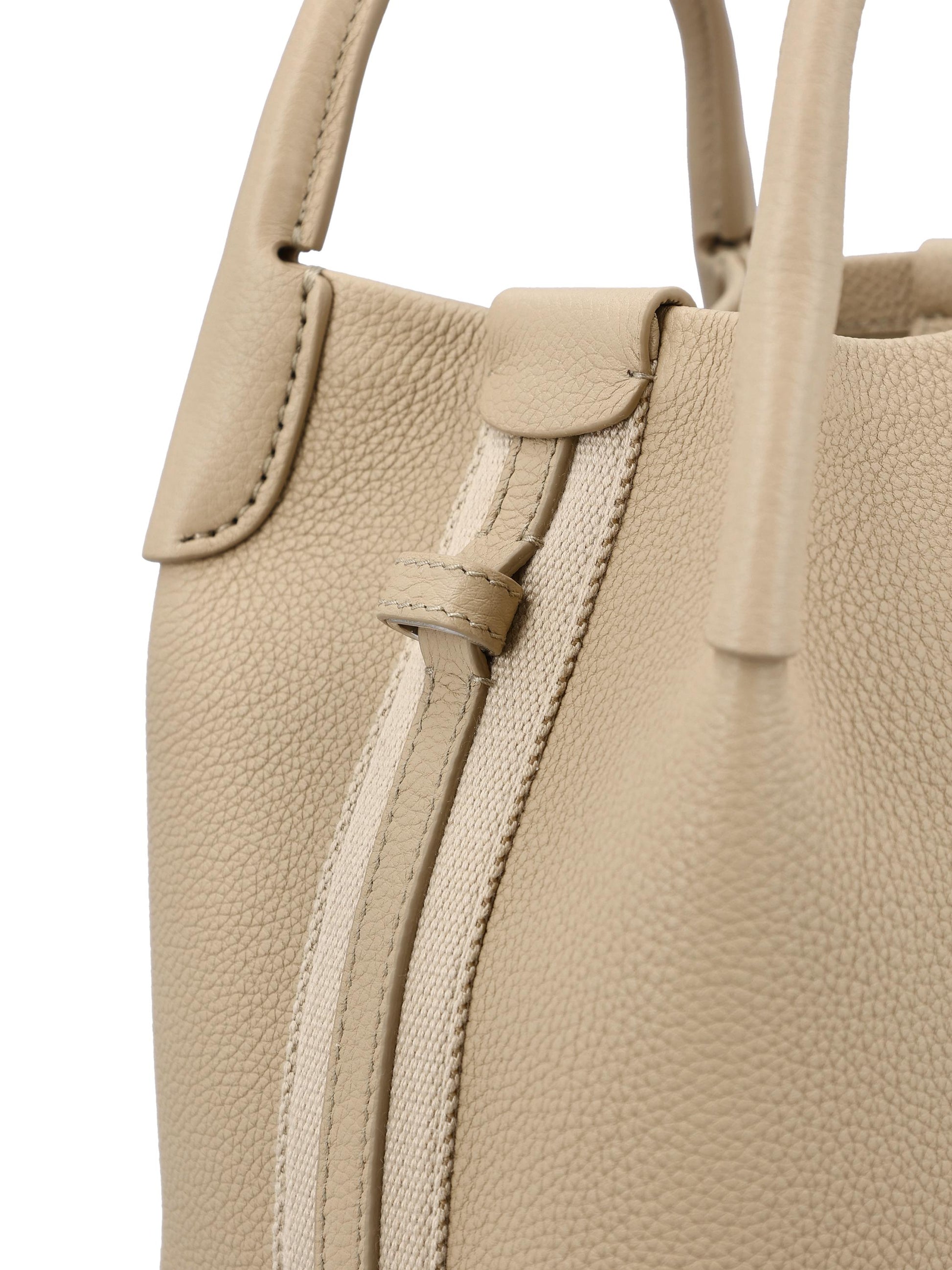 Borsa Bale realizzata in pelle. FAN4647 D0Q6 LORO PIANA 