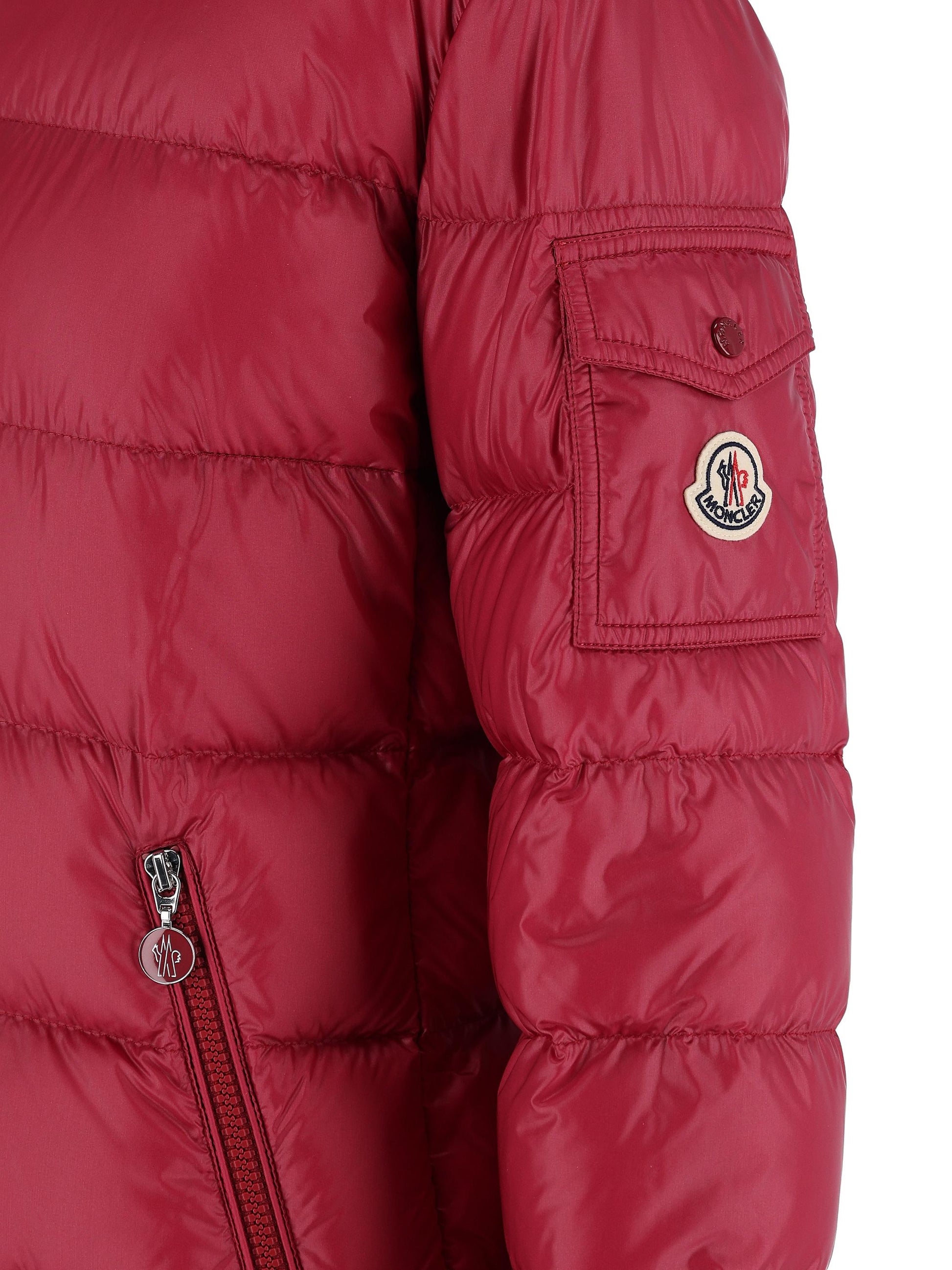 Piumino realizzato in poliammide. W1A00097 597YG566 MONCLER 