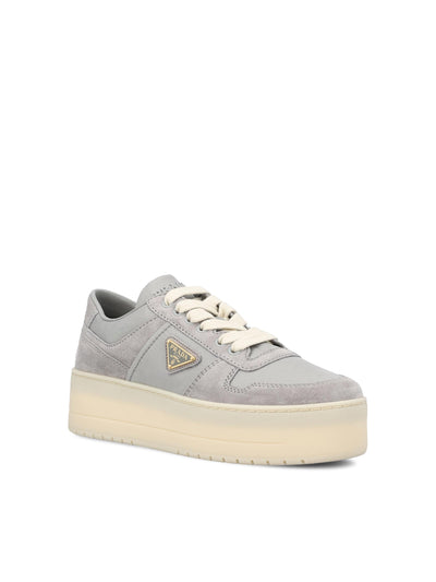 Sneakers realizzate in re-nylon e pelle scamosciata. 1E792M ZJMF073X PRADA 