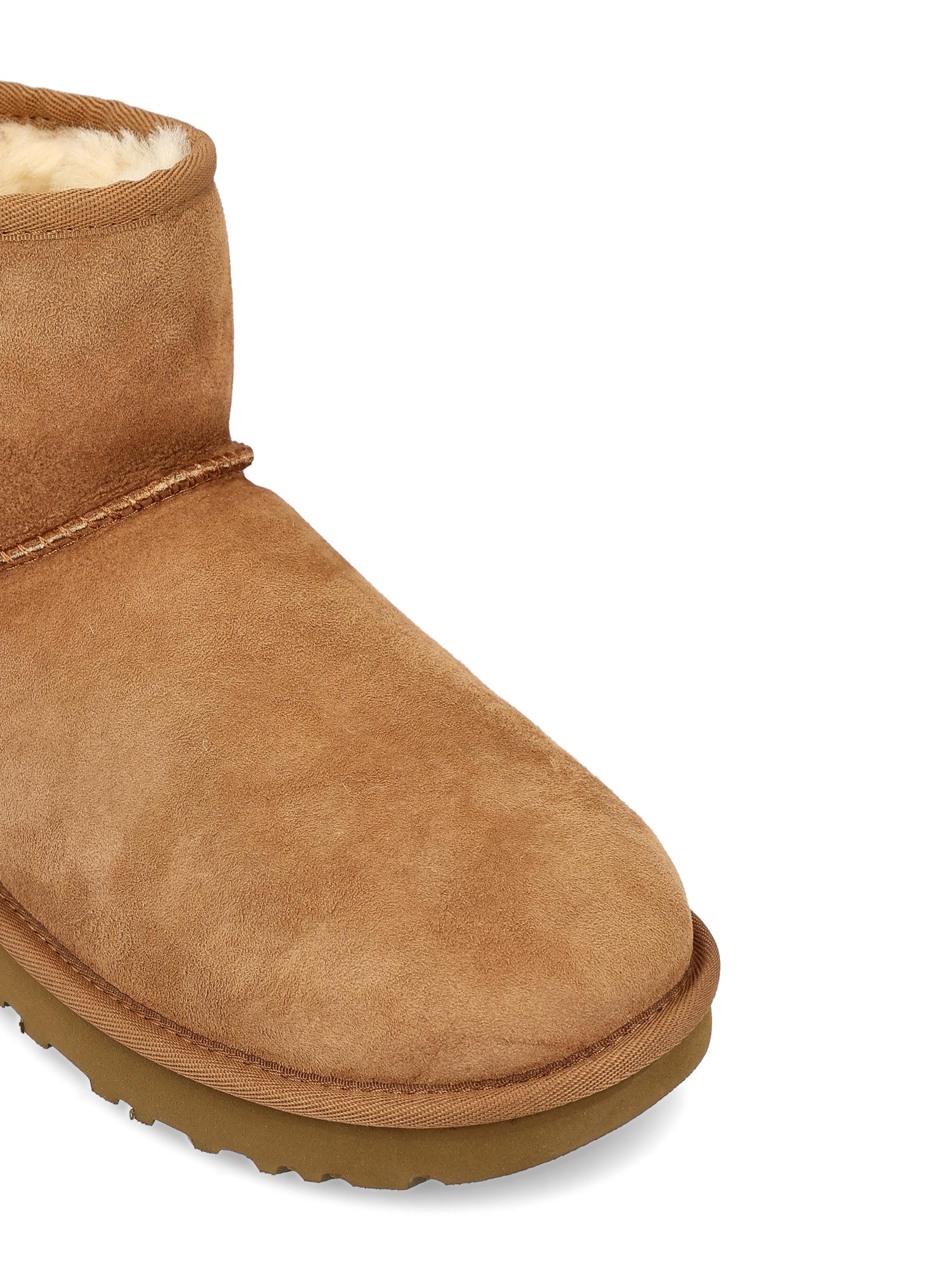 Stivali realizzati in montone e pelle. 1016222 CHE UGG 