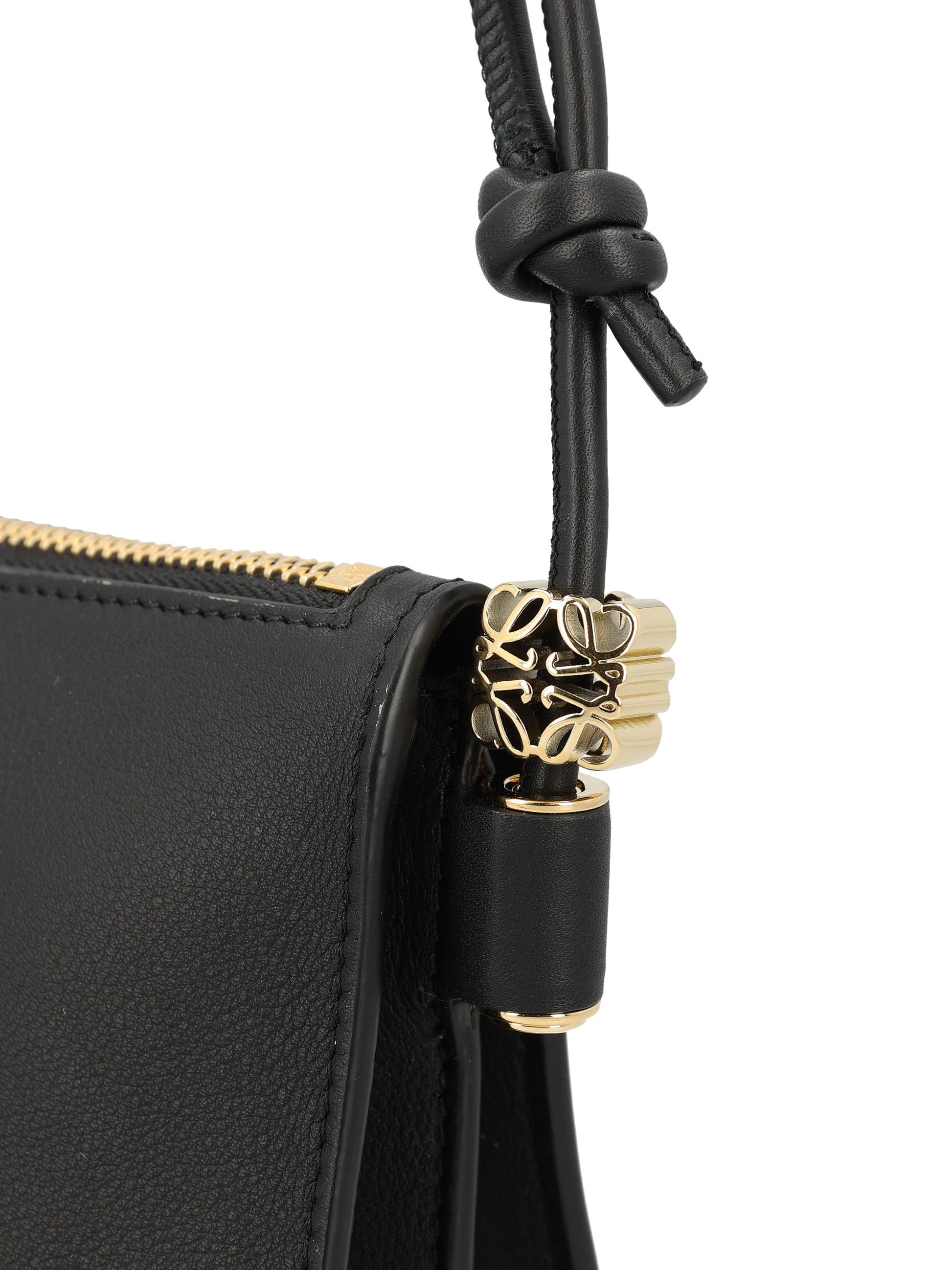 Marsupio realizzato in pelle di vitello. C630R10X03 1100 LOEWE 