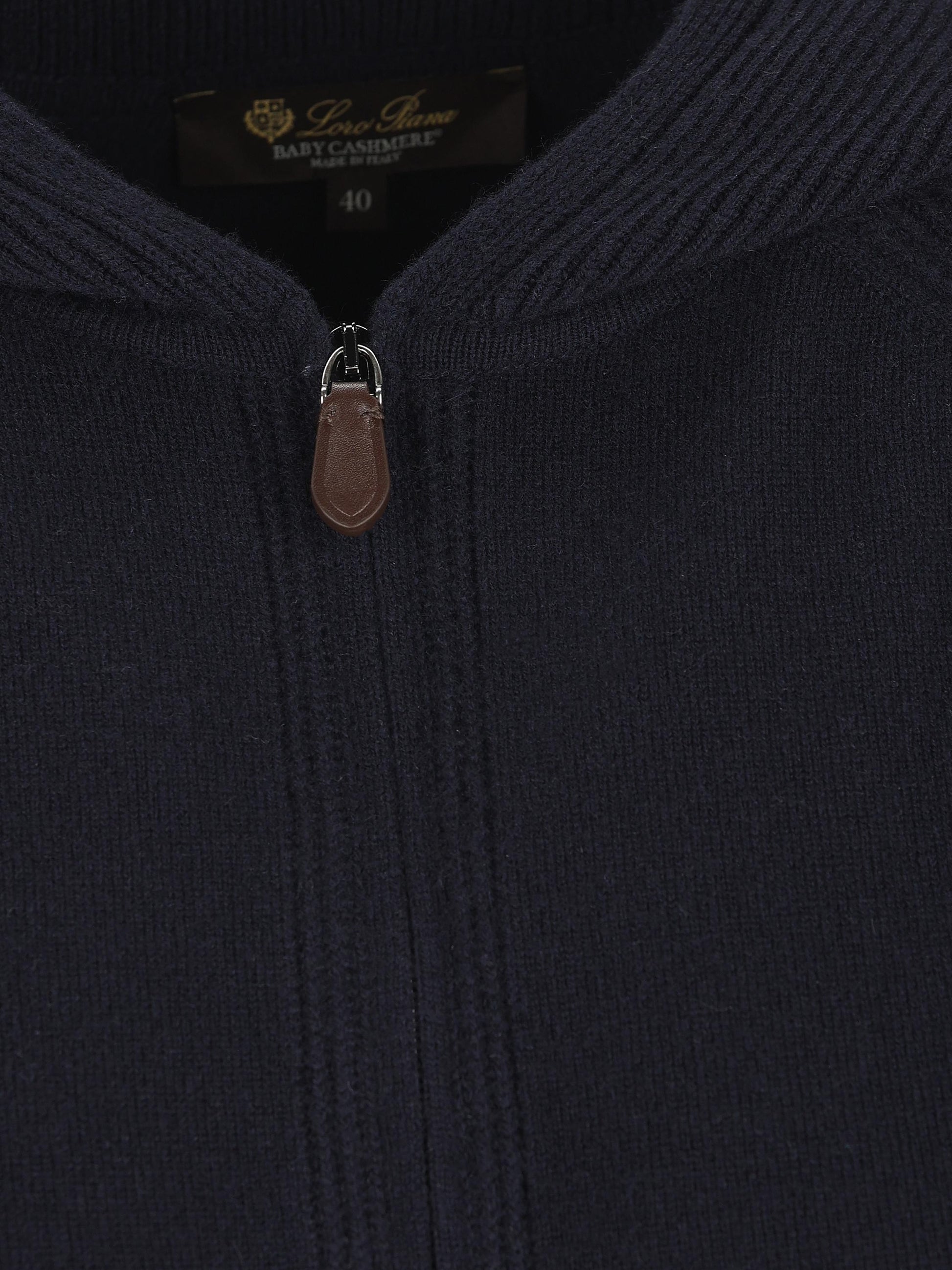 Maglia realizzata in baby cashmere. FAP0176 W000 LORO PIANA 