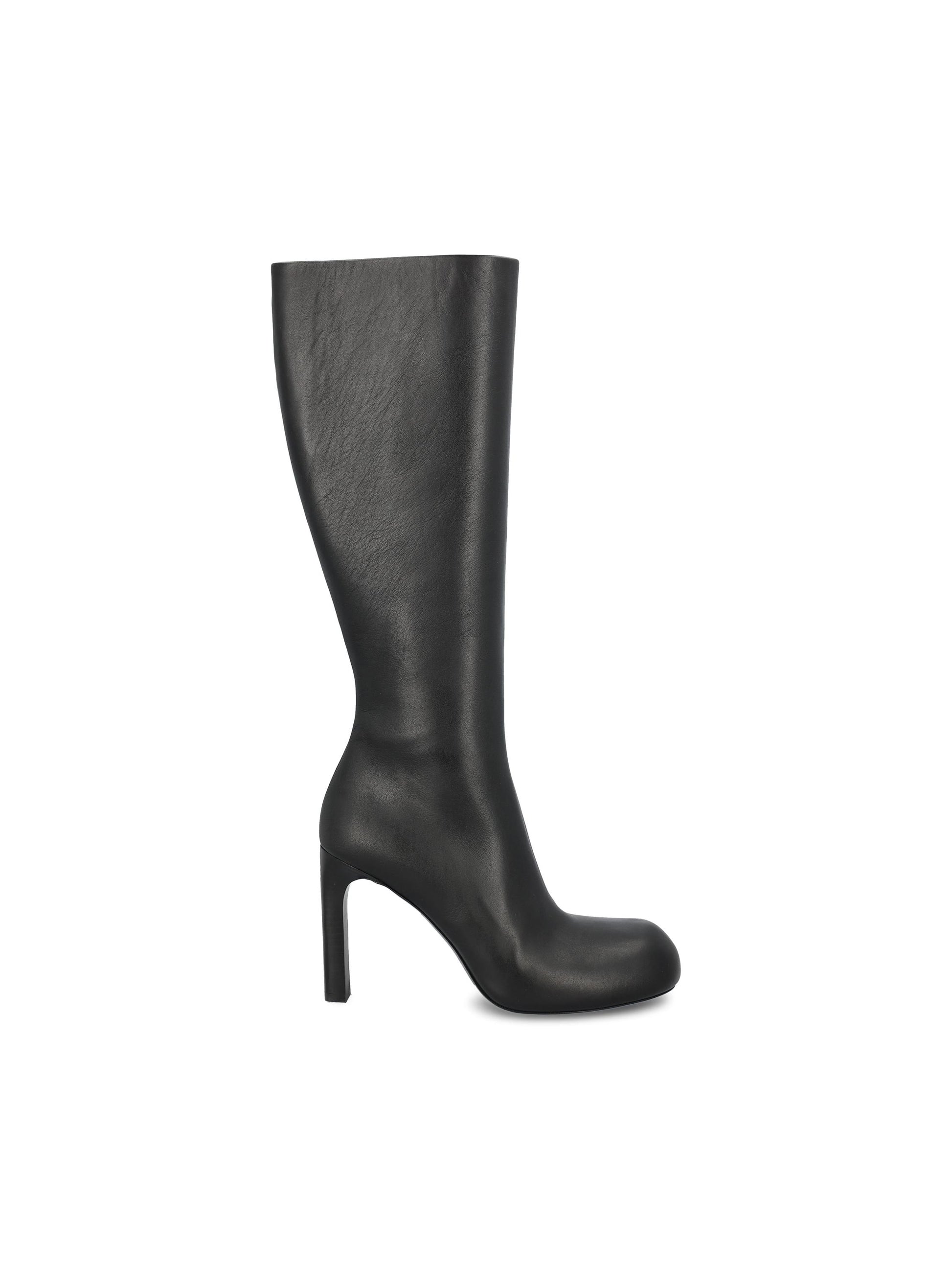 Stivale realizzato in pelle di vitello. 844899 WBDH51081 BALENCIAGA 