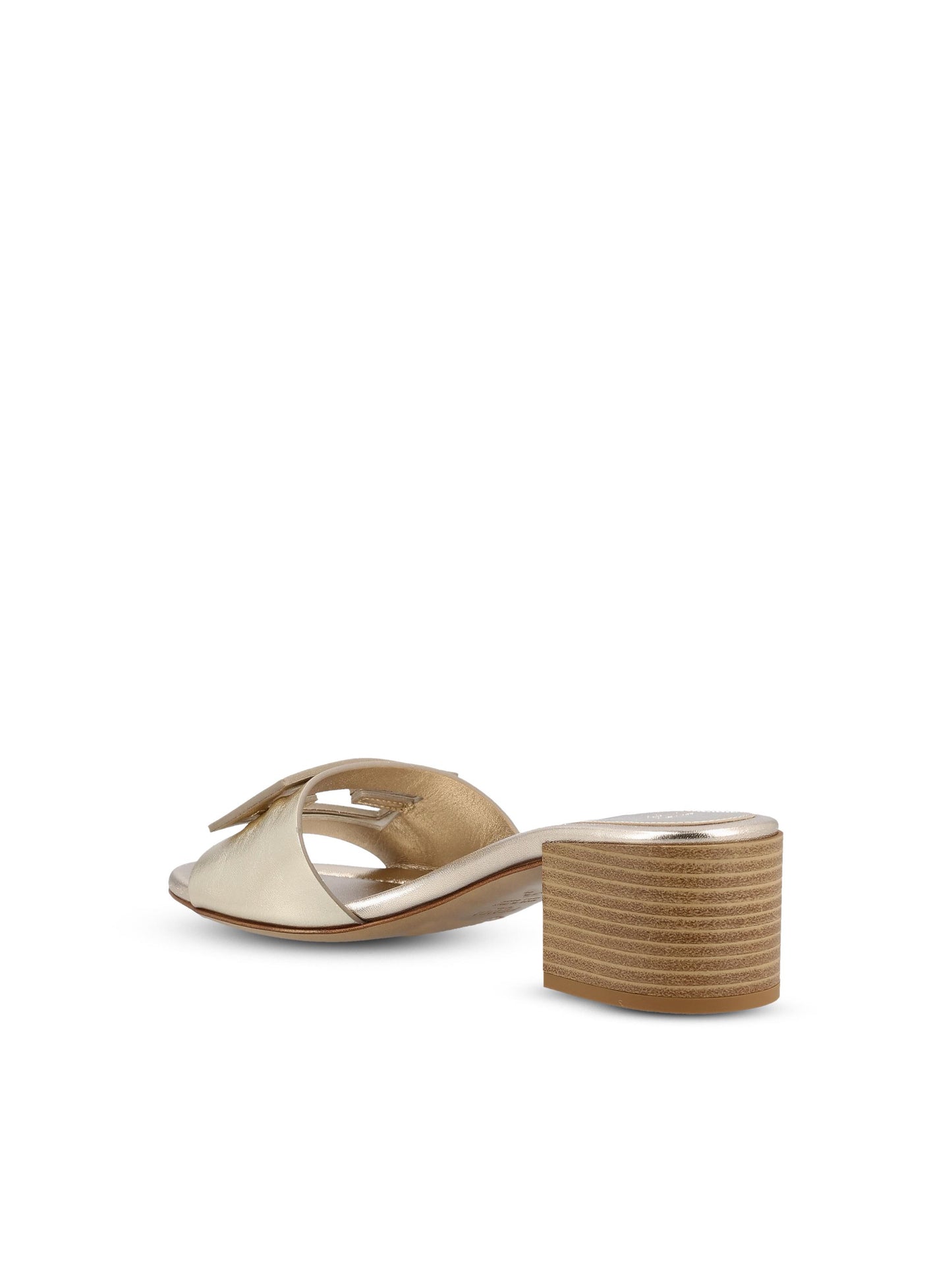 Slide realizzate in pelle di vitello. 8R8862 AY1RF0VF1 FENDI 