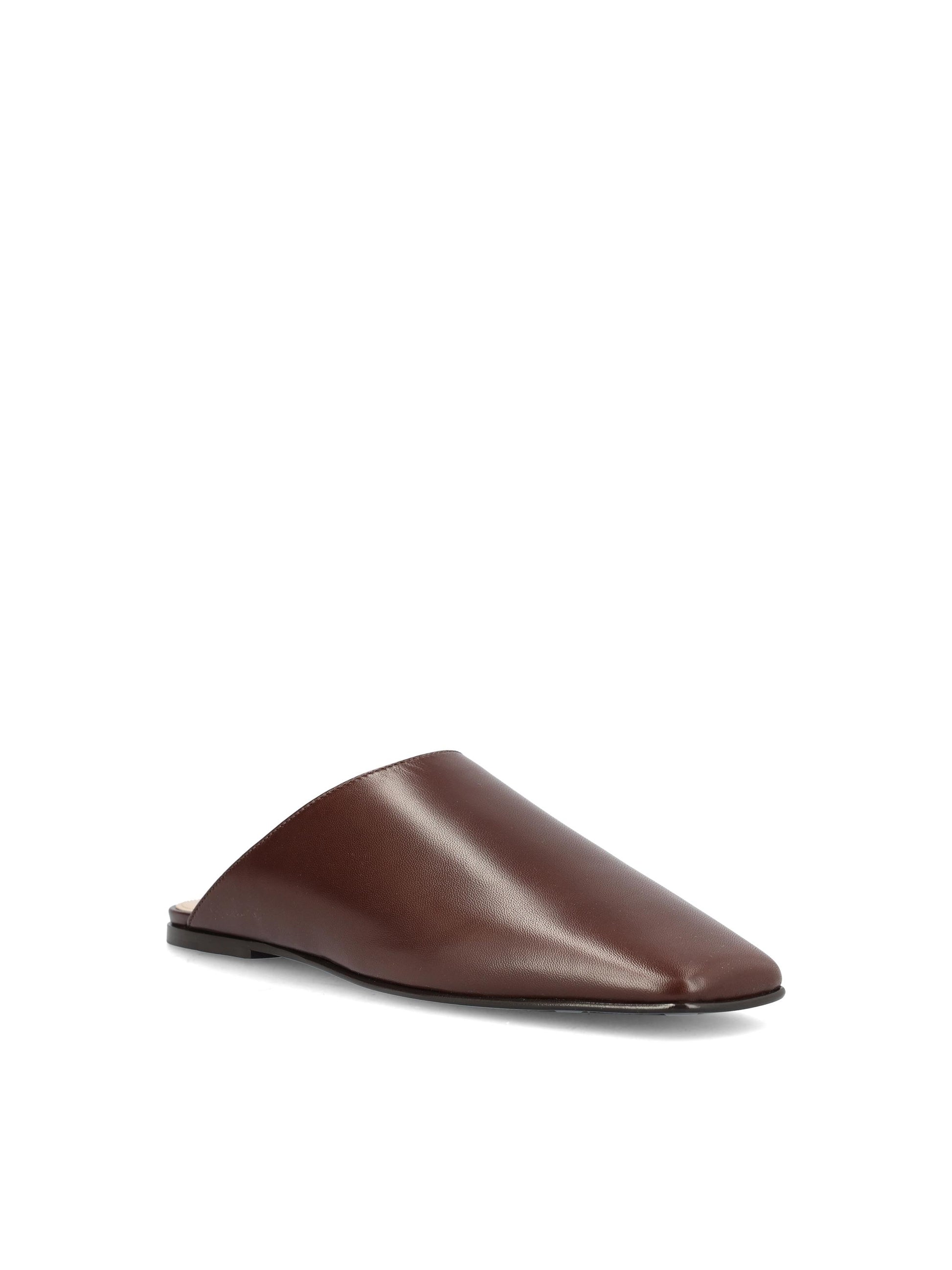 Mule realizzate in pelle.<BR/> FAP4426 H0Y8 LORO PIANA 