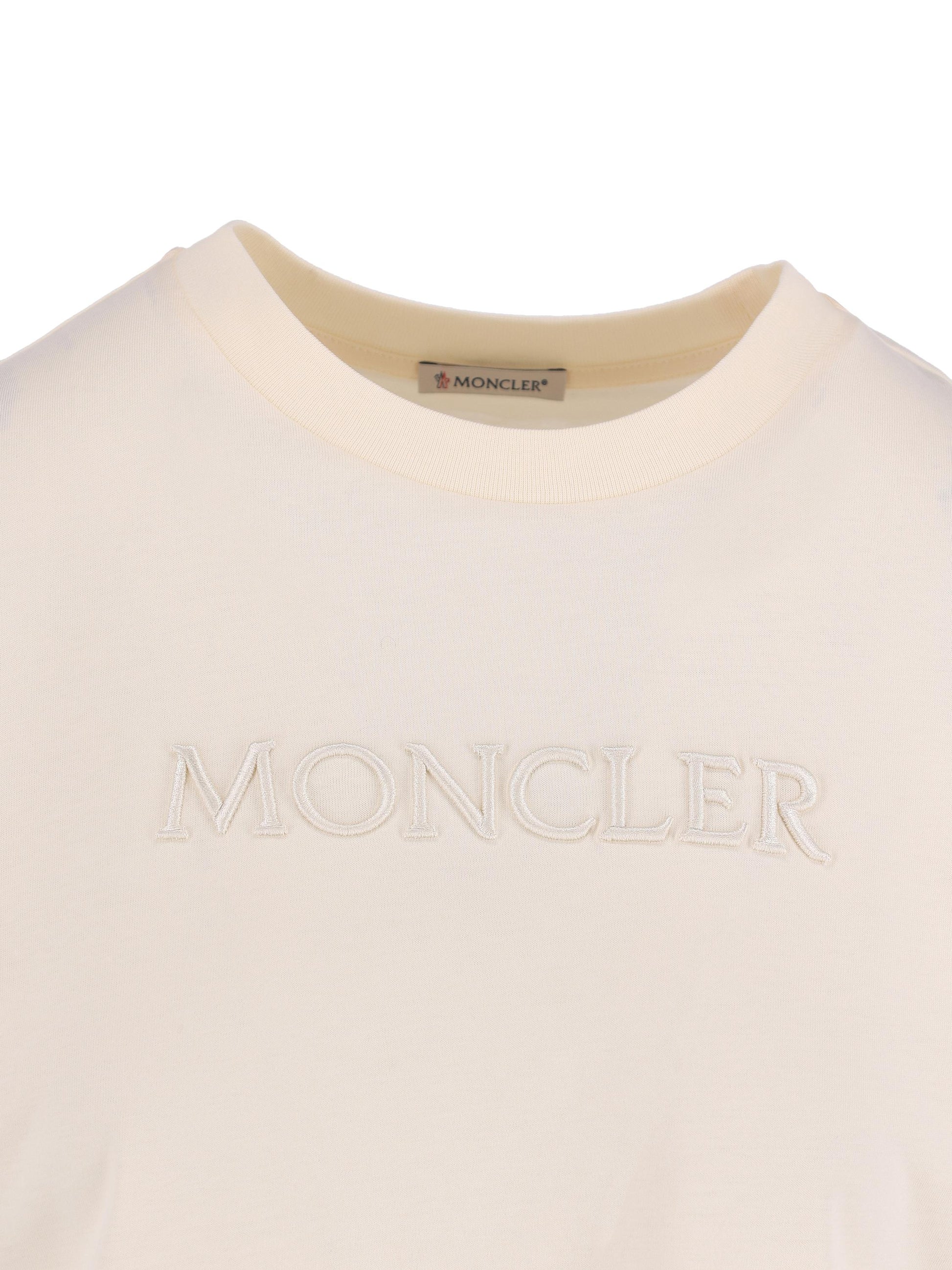 T-Shirt realizzata in cotone. W8C00021 89AUO037 MONCLER 
