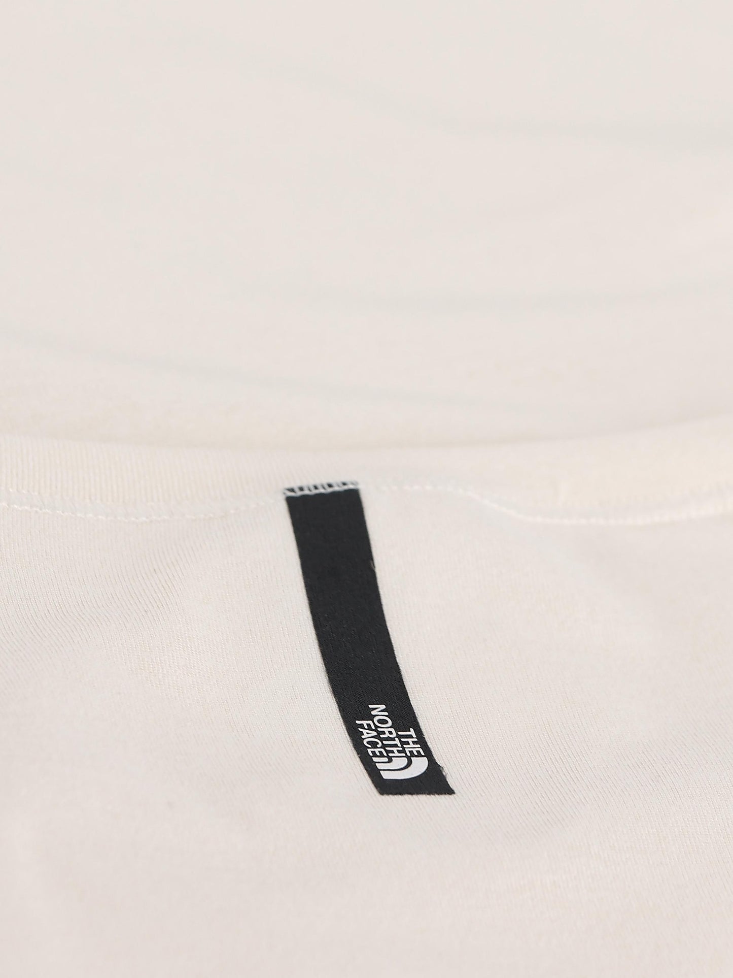 T-shirt realizzata in poliestere. NF0A8GXW QNI1 THE NORTH FACE 