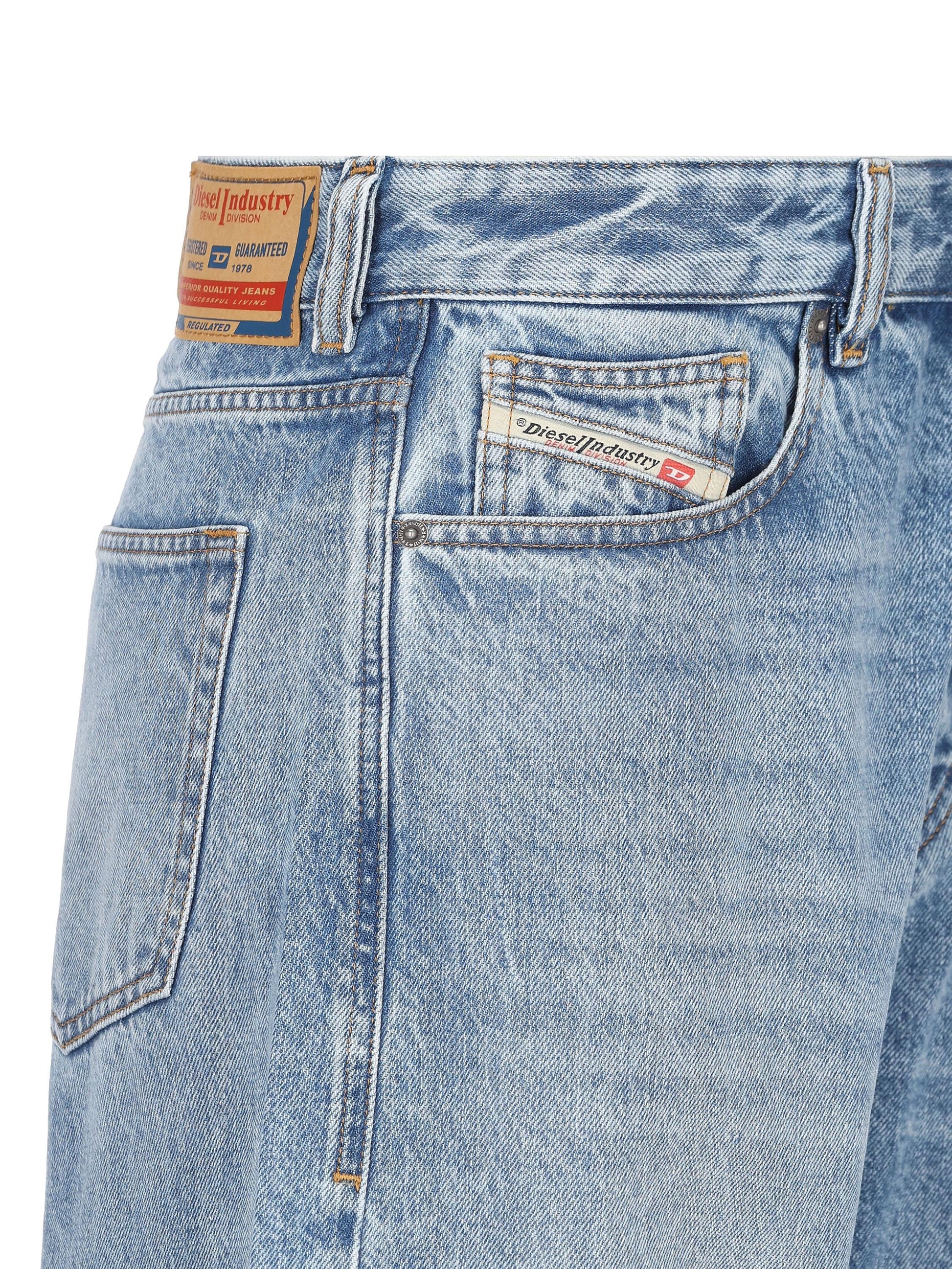 Jeans realizzati in cotone e canapa. A06925 09I2901 DIESEL 
