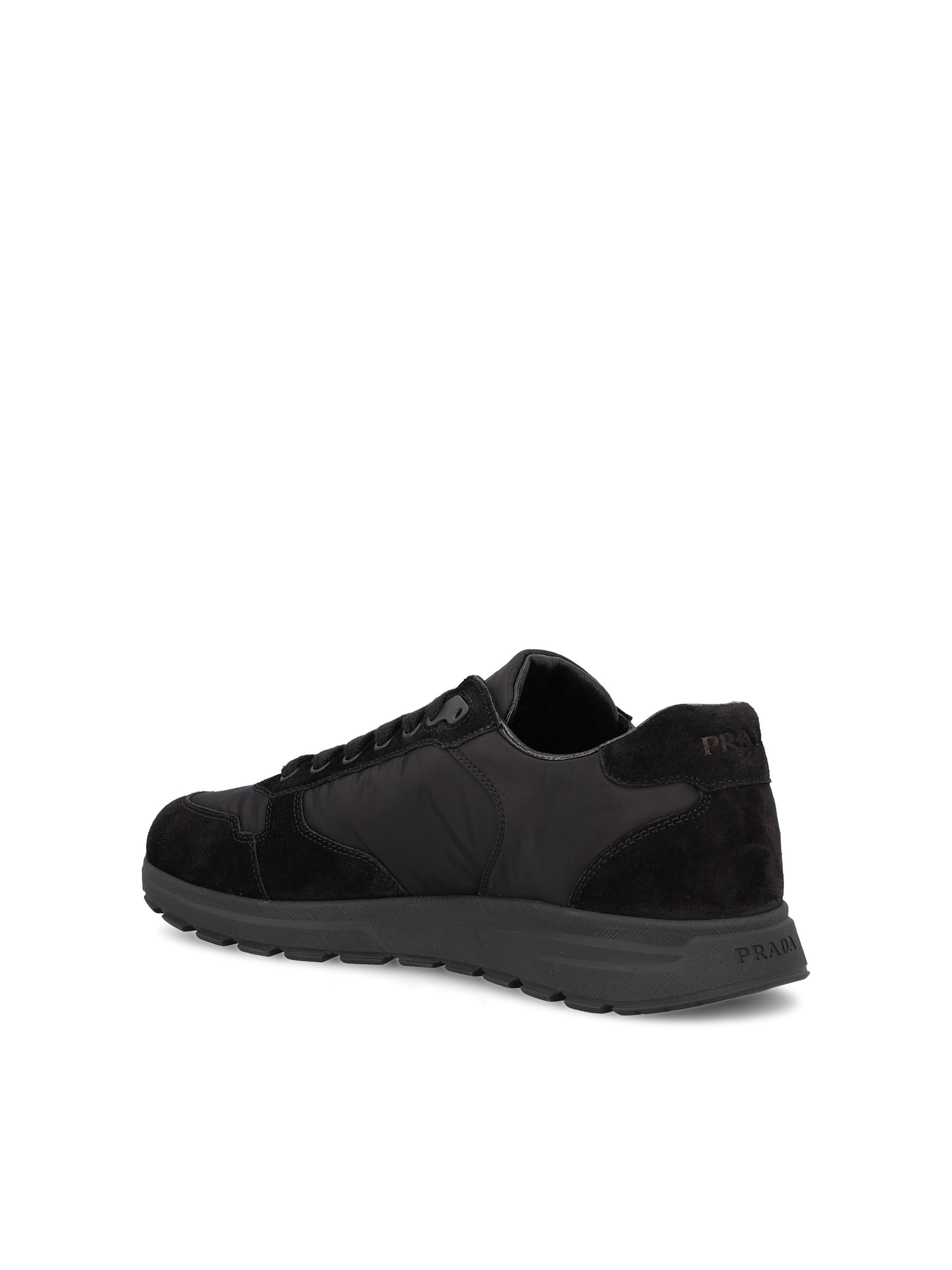 Sneakers in re-nylon e pelle scamosciata. 2EE436 D7CF0002 PRADA 