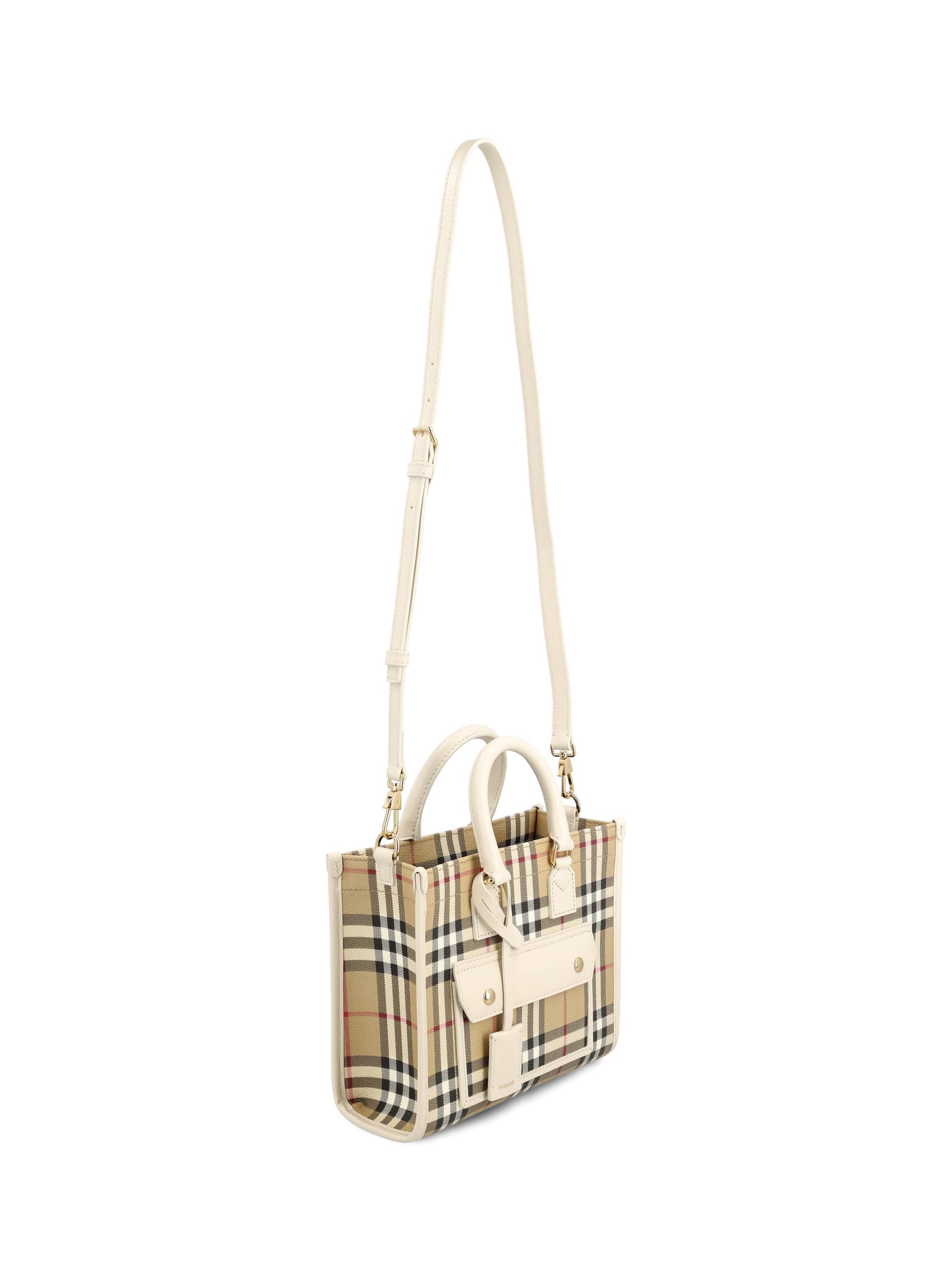 Borsa realizzata in poliuretano. 8125134 B7348 BURBERRY 