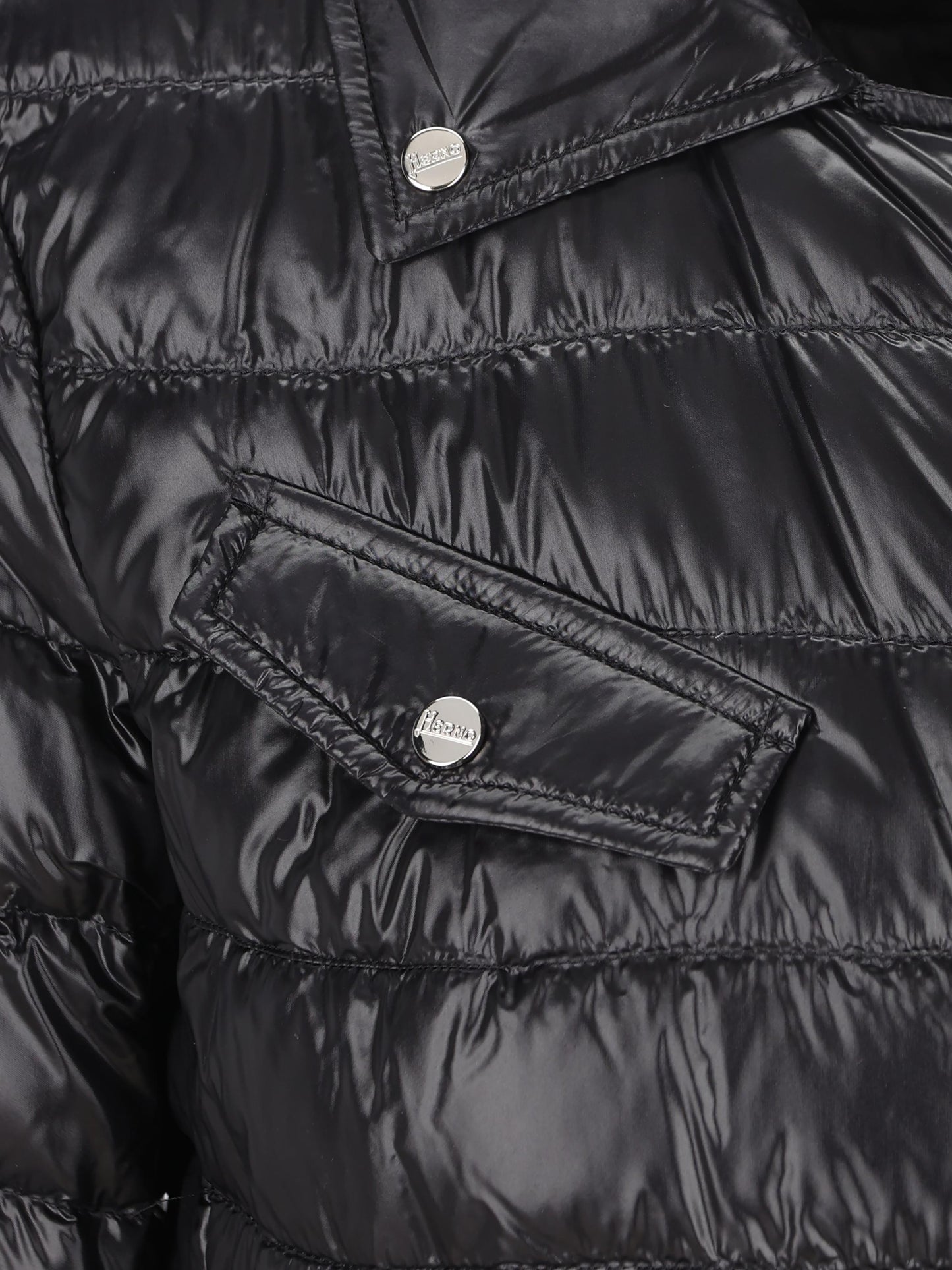 Bomber realizzato in nylon. PI001667D 12017Z9300 HERNO 