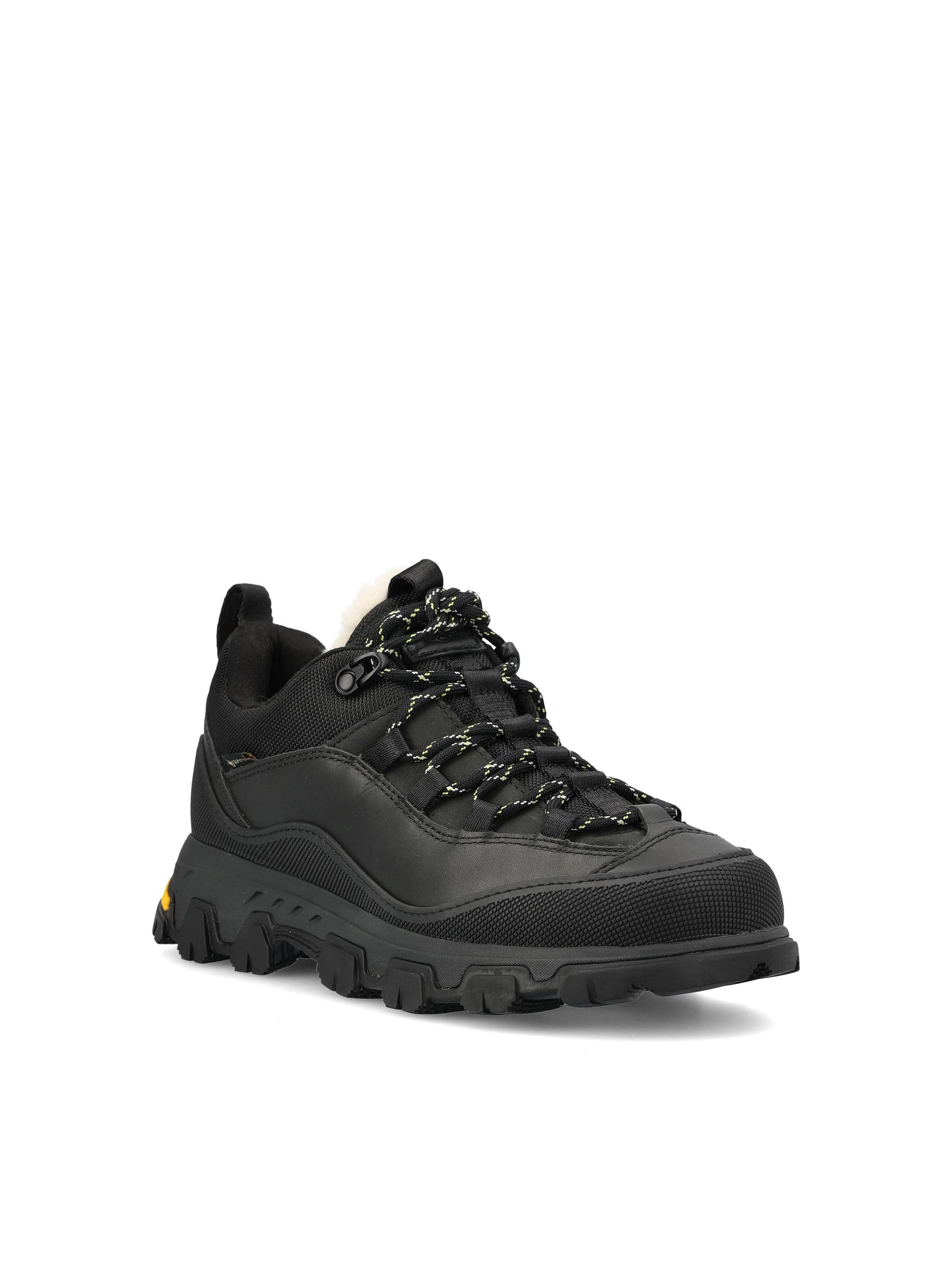 Sneakers realizzate in pelle impermeabile. 1171434 BLK UGG 