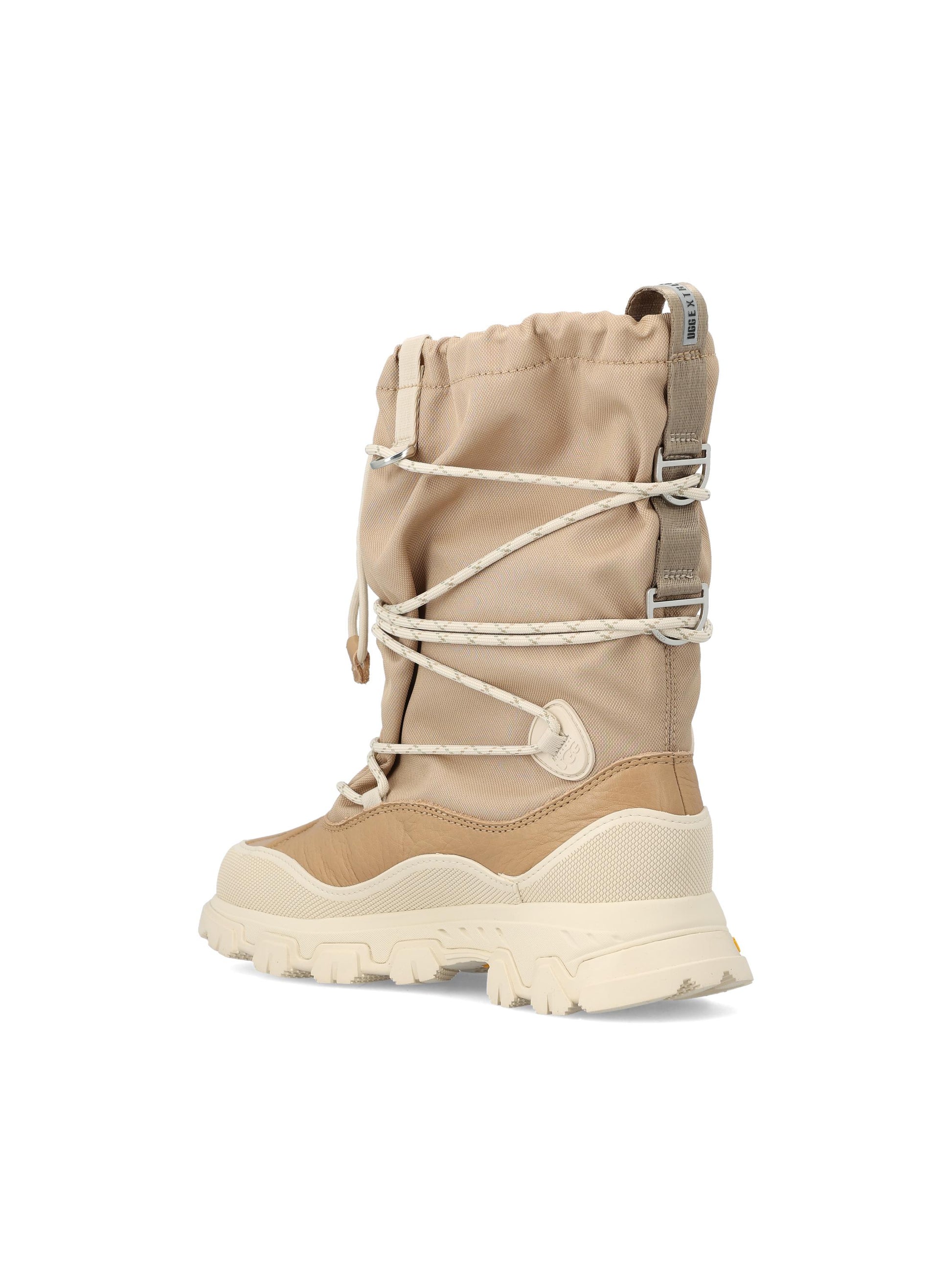 Stivali realizzati in pelle impermeabile. 1161890 SAN UGG 