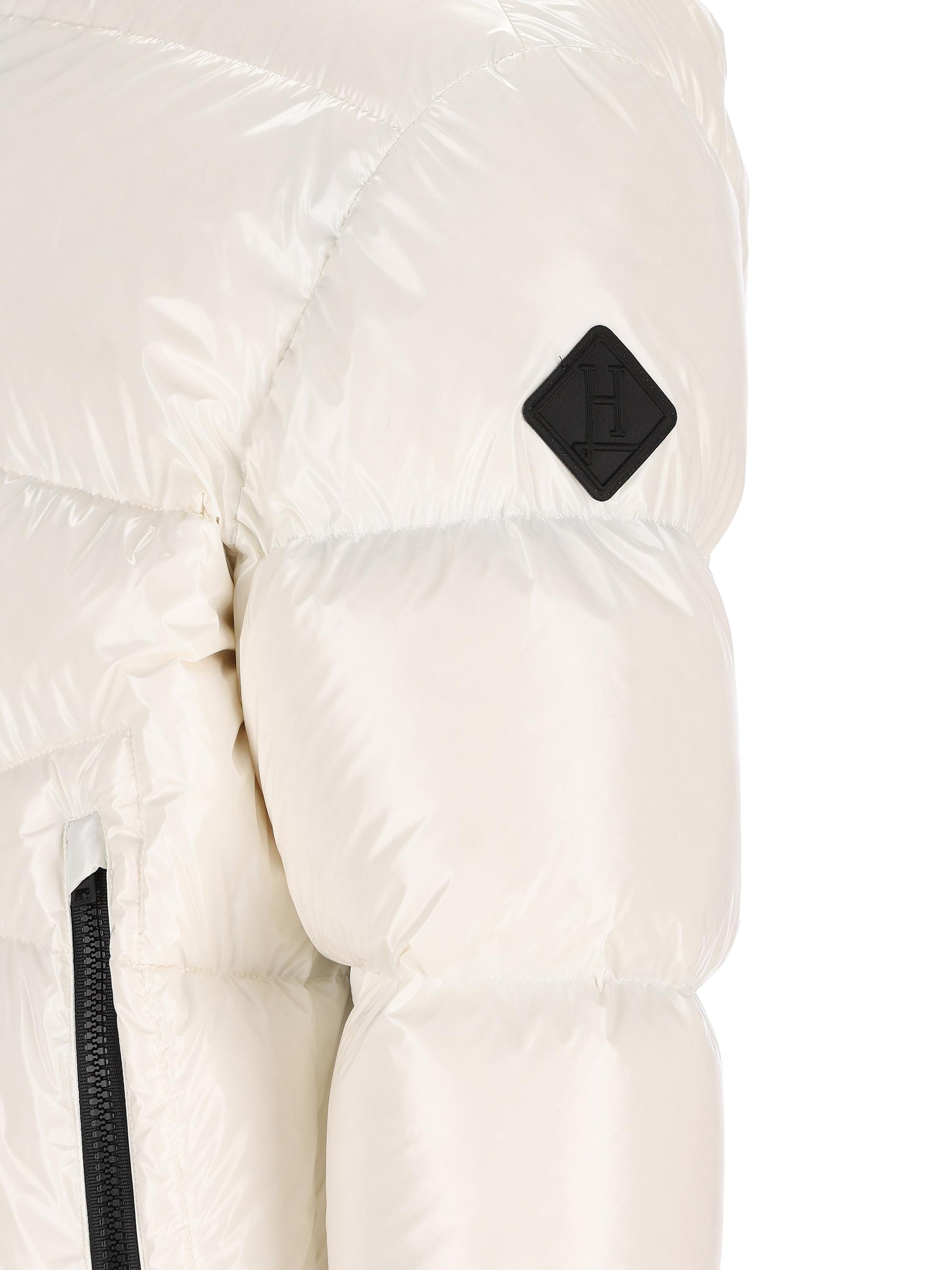 Piumino corto effetto lucido con cappuccio PI001133U 12220Z1000 HERNO 