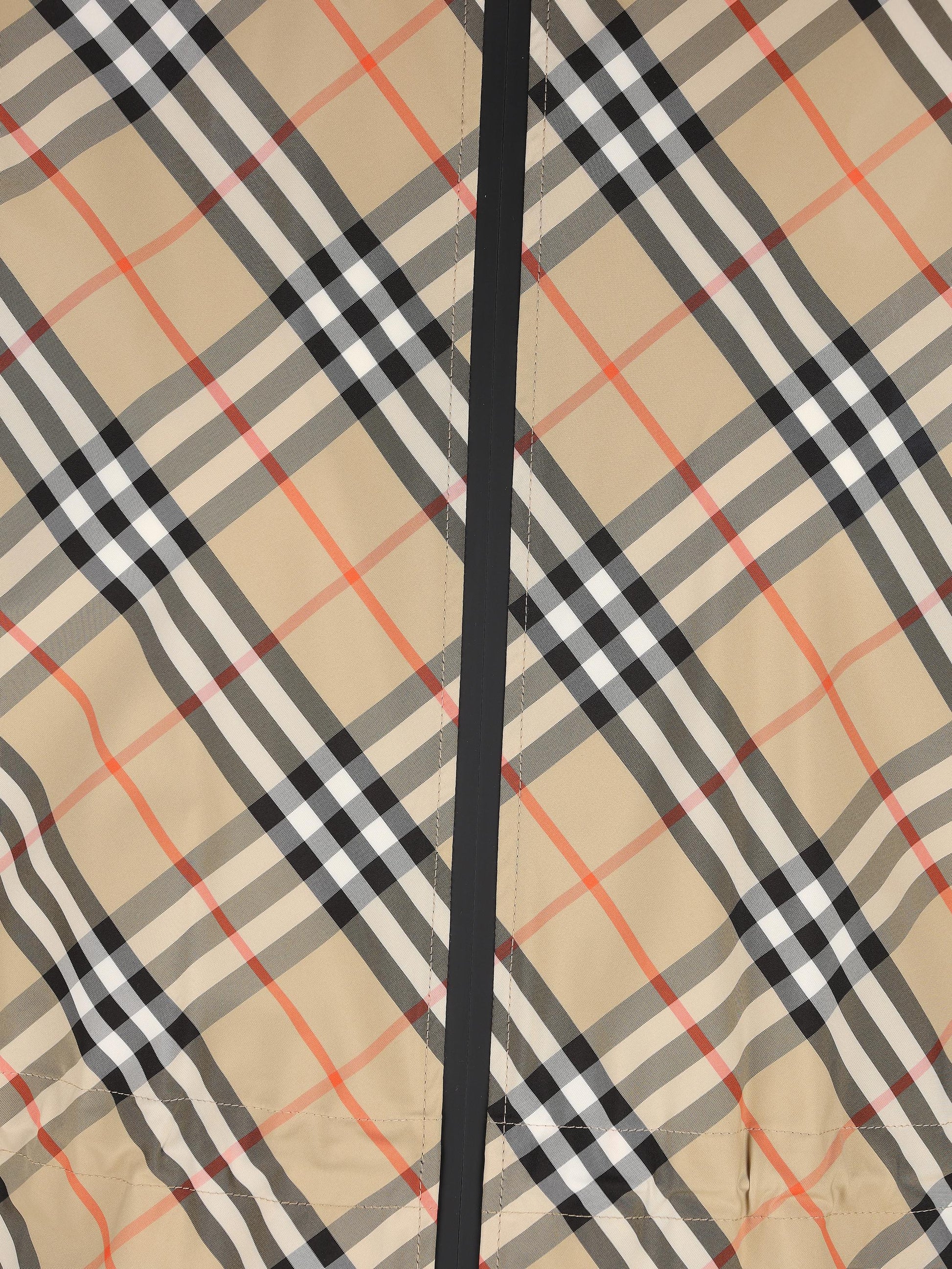 Giacca leggera realizzata in poliestere. 8110303 B9368 BURBERRY 