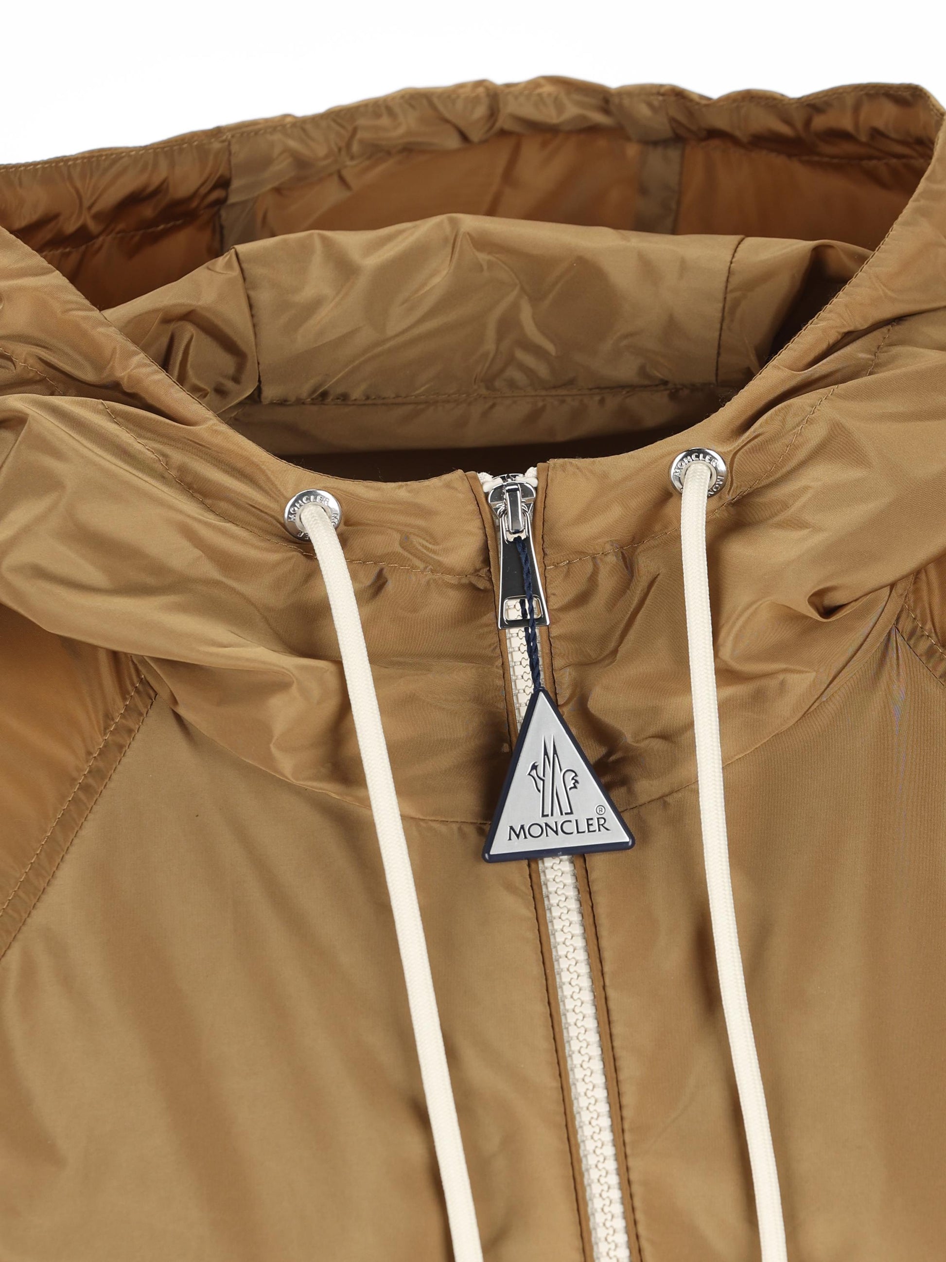 Giacca realizzata in nylon. W1A00022 539ZD226 MONCLER 