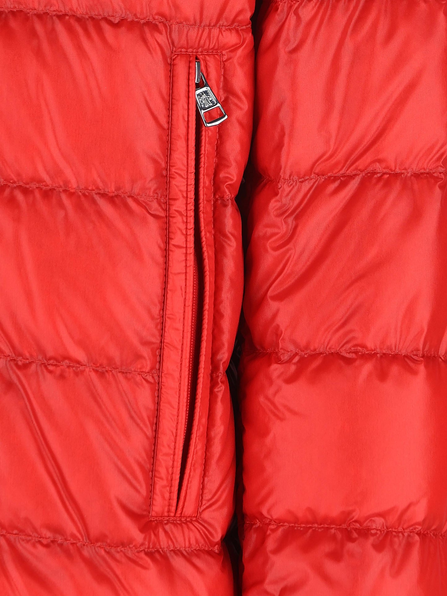 Piumino realizzato in poliammide. M1A00043 597Y4448 MONCLER 
