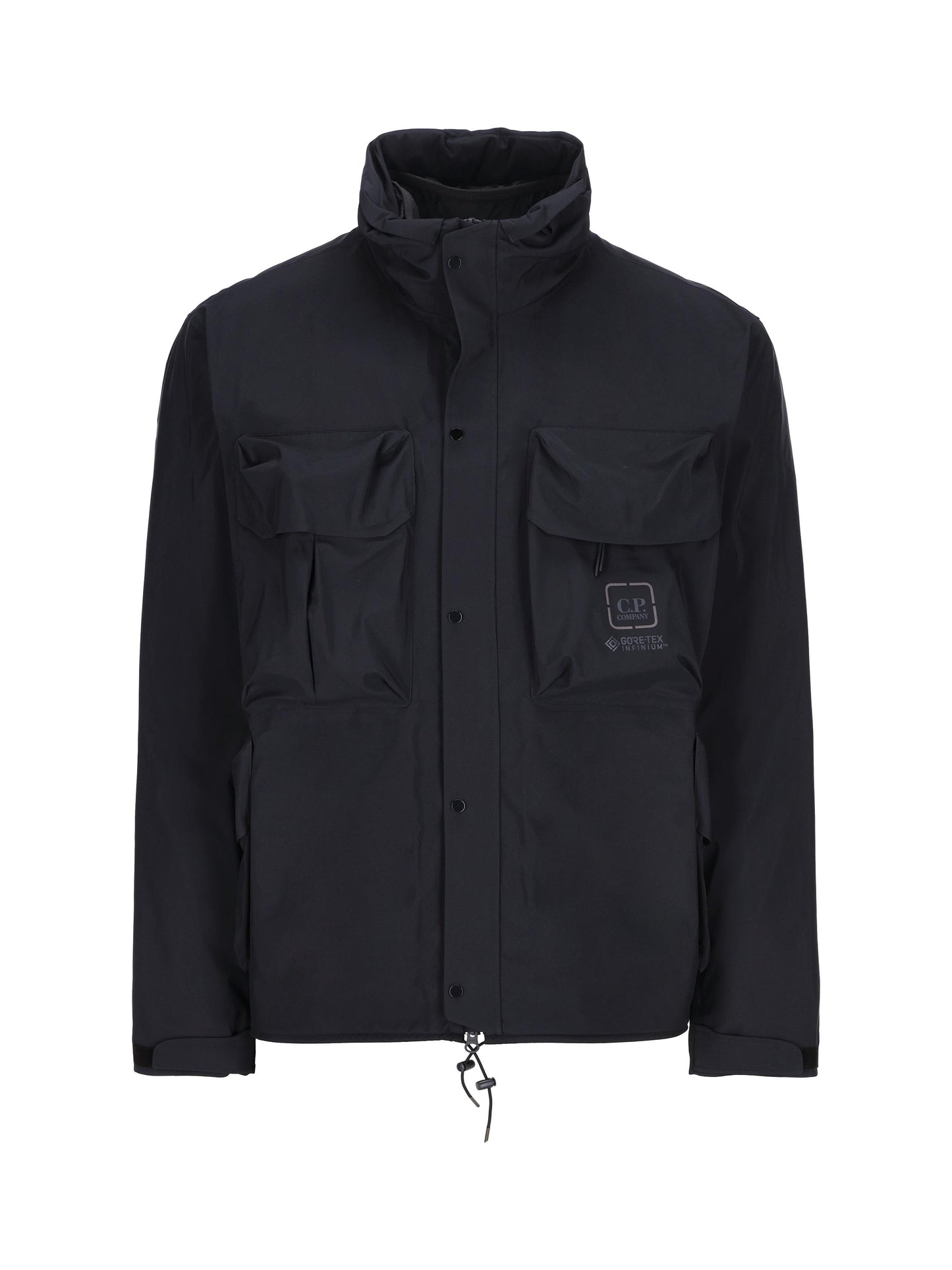 Giacca realizzata in poliammide di colore blu scuro, con maxi tasche sul petto con logo. 15CLOW007A 005967A888 C.P COMPANY 