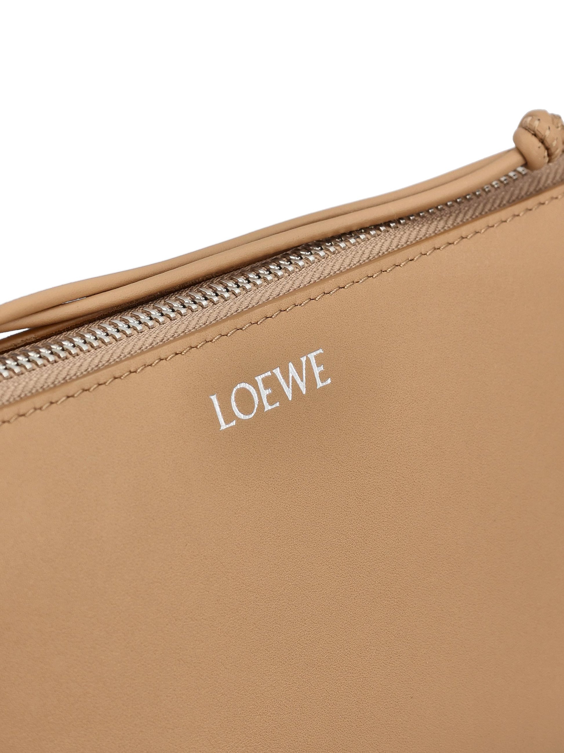 Marsupio realizzato in pelle di vitello. C630R10X03 9579 LOEWE 