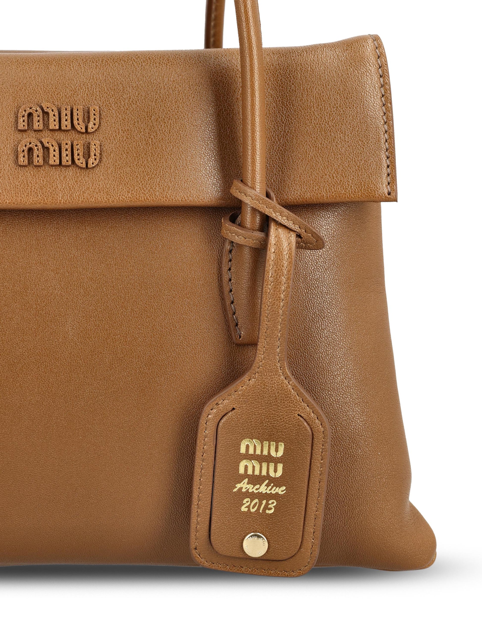 Borsa realizzata in pelle di agnello. 5BA302 2IFPF0039 MIU MIU 