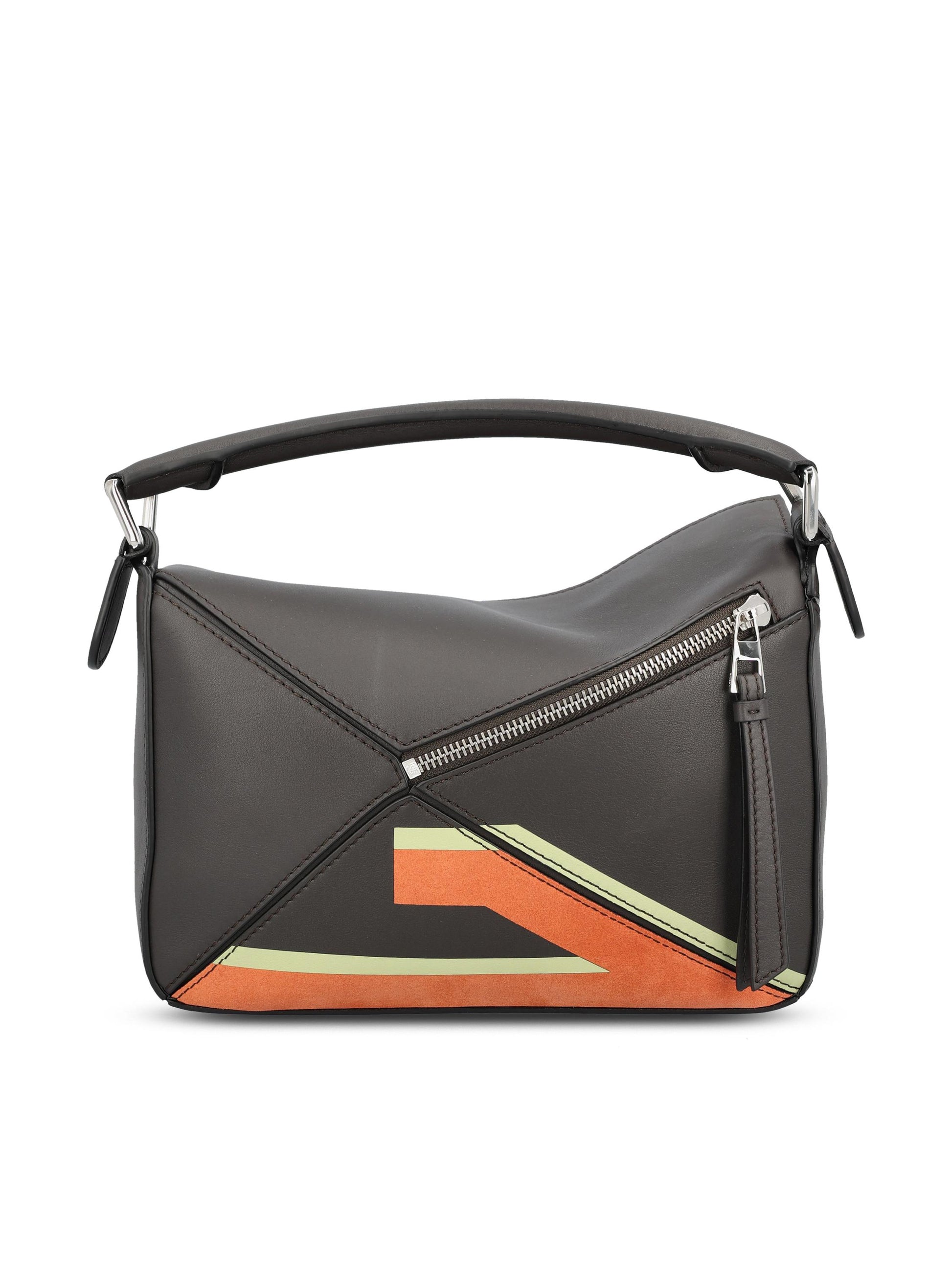 Borsa realizzata in pelle di vitello. A510S21XCH 3590 LOEWE 