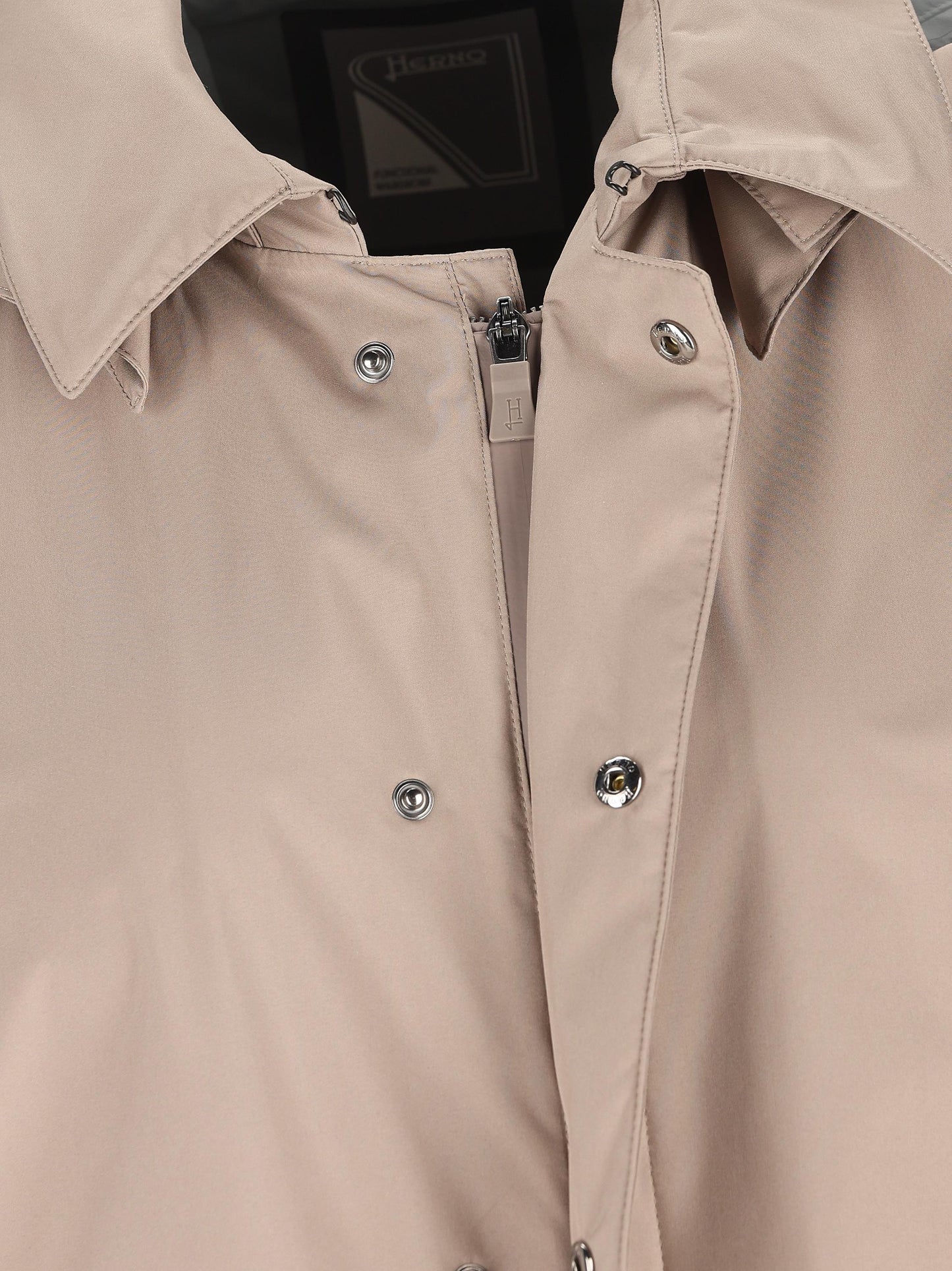 Giacca realizzata in poliestere. IM000349U 128362600 HERNO 