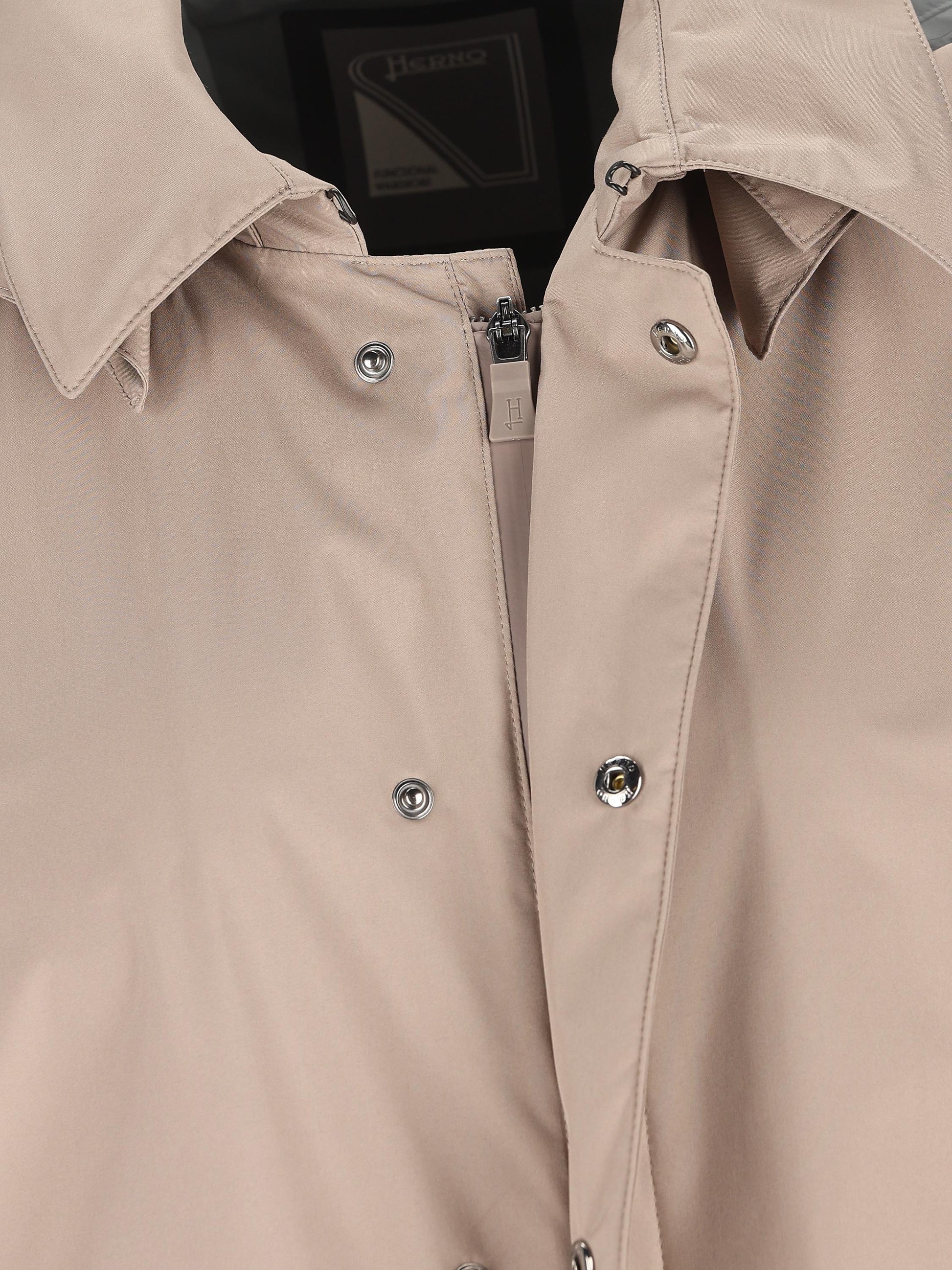 Giacca realizzata in poliestere. IM000349U 128362600 HERNO 