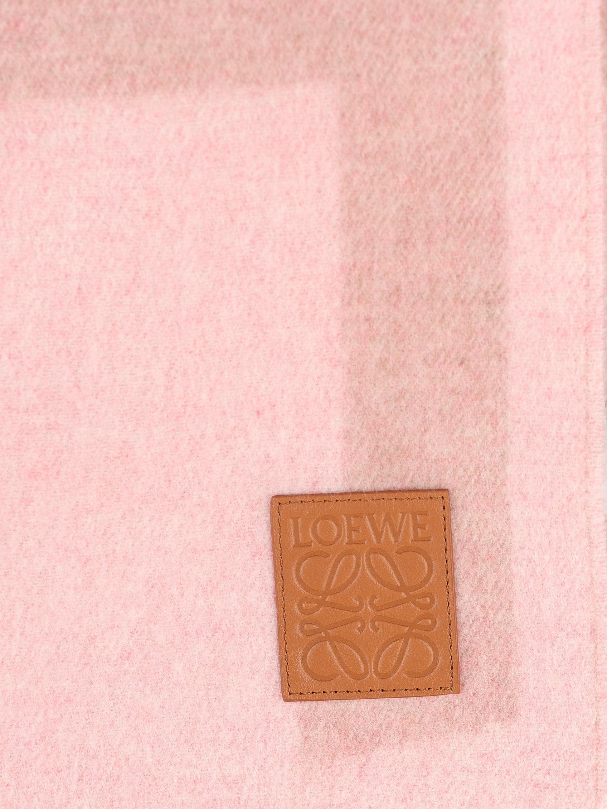 Sciarpa realizzata in cashmere. FSA3SS1W04 8373 LOEWE 