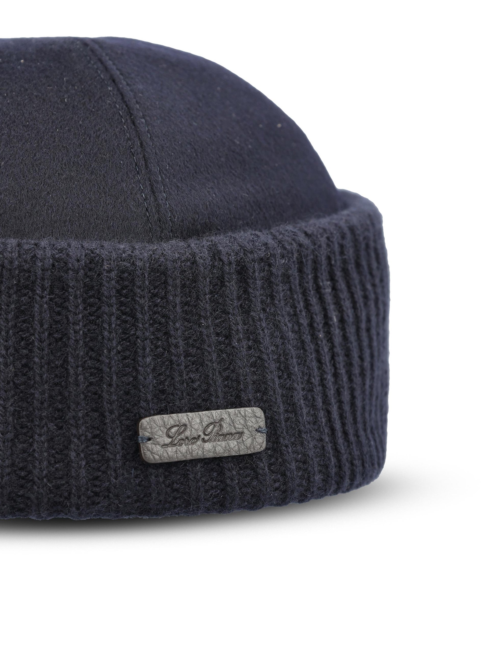 Berretto realizzato in cashmere. FAM3617 W000 LORO PIANA 