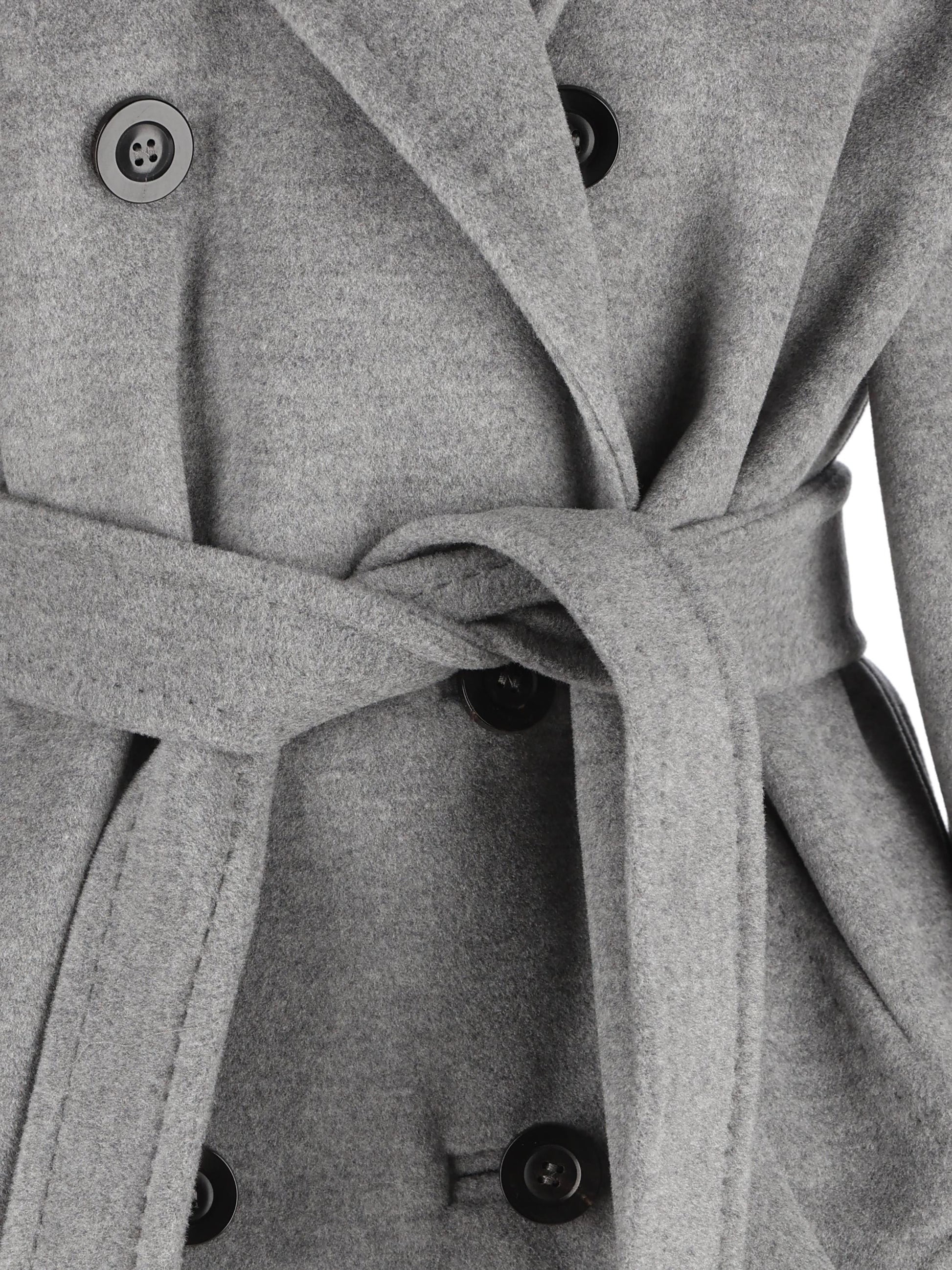 Cappotto realizzato in lana vergine e cashmere. 2611018011600 018 MAX MARA 