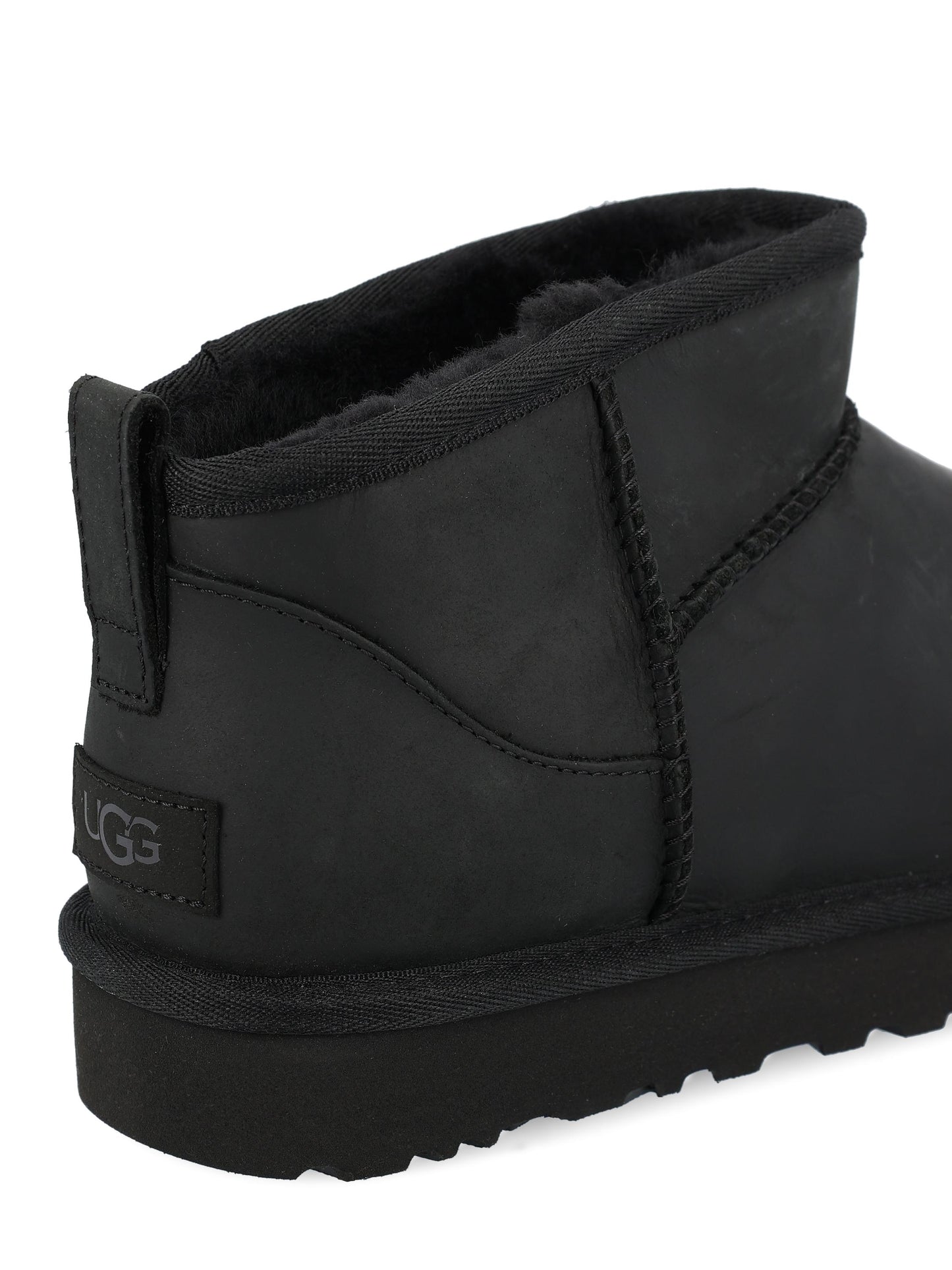 Stivali realizzati in pelle.- 1174210 BLK UGG 