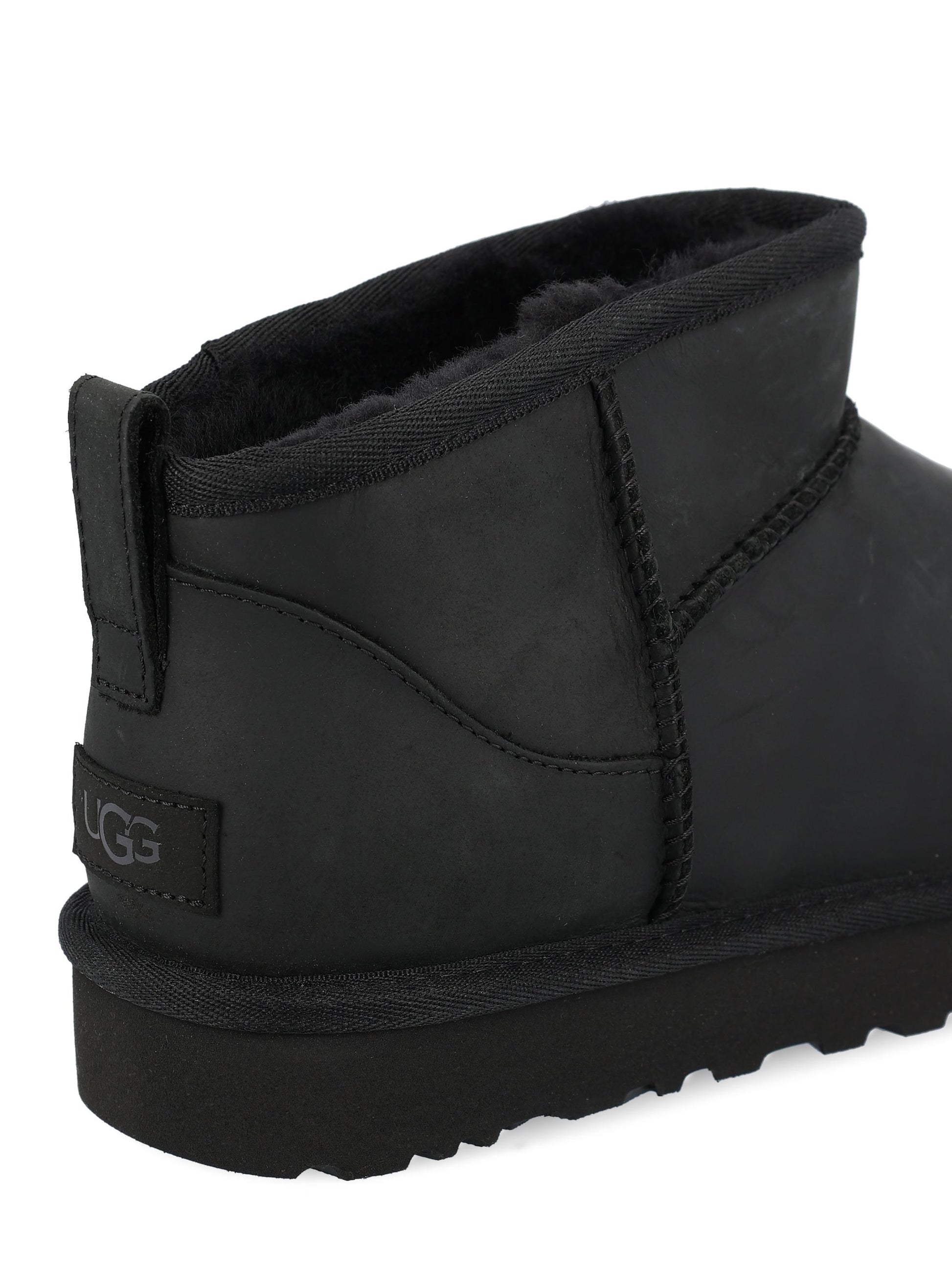 Stivali realizzati in pelle.- 1174210 BLK UGG 