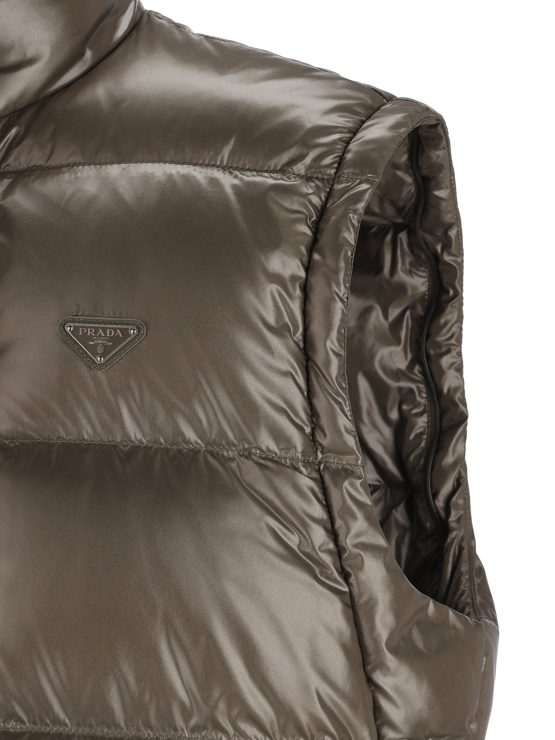 Giacca realizzata in poliammide riciclata. SGC863 17XSF0334 PRADA 