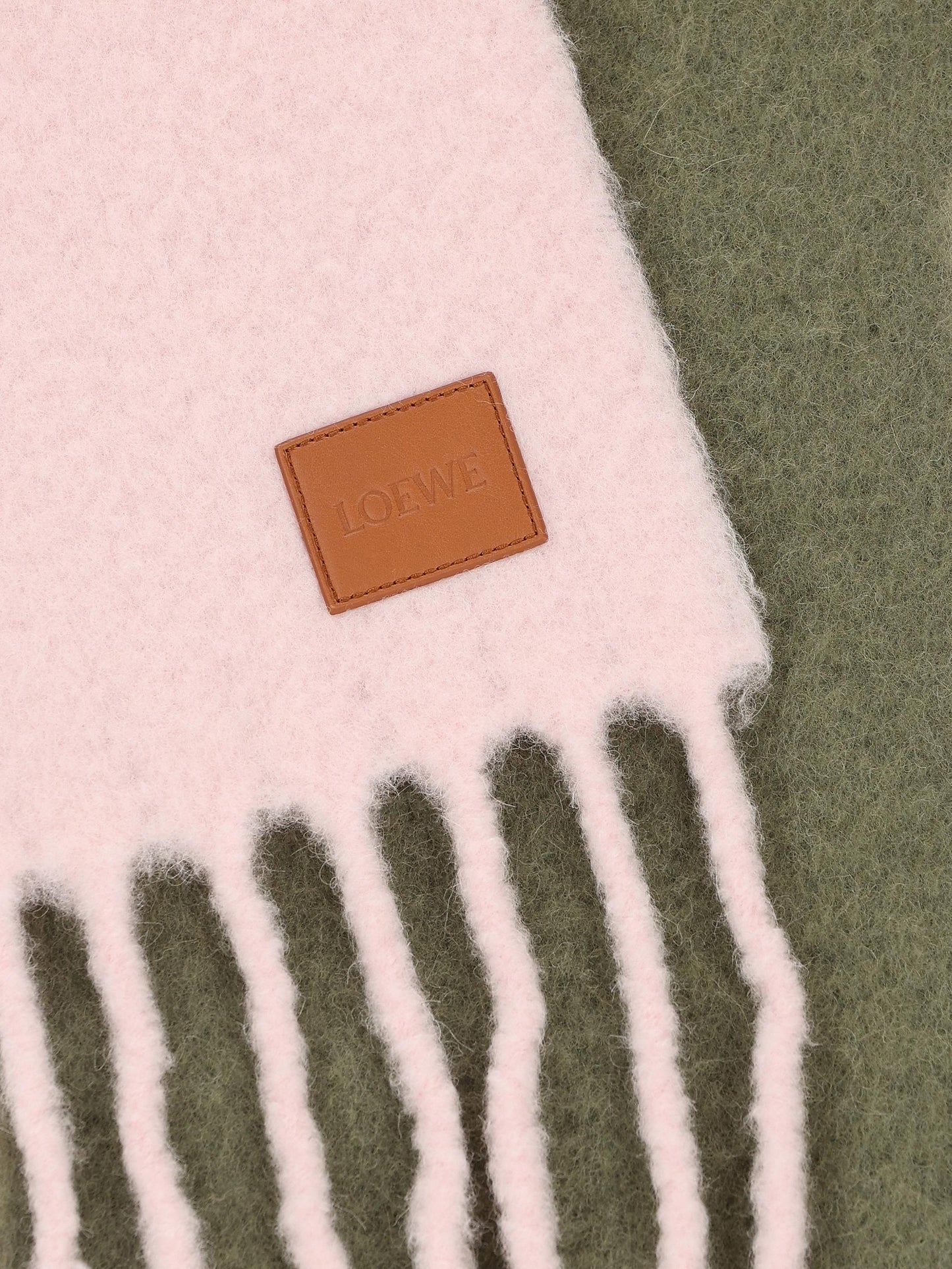 Sciarpa realizzata in alpaca e lana. FSF4SS1W06 7974 LOEWE 