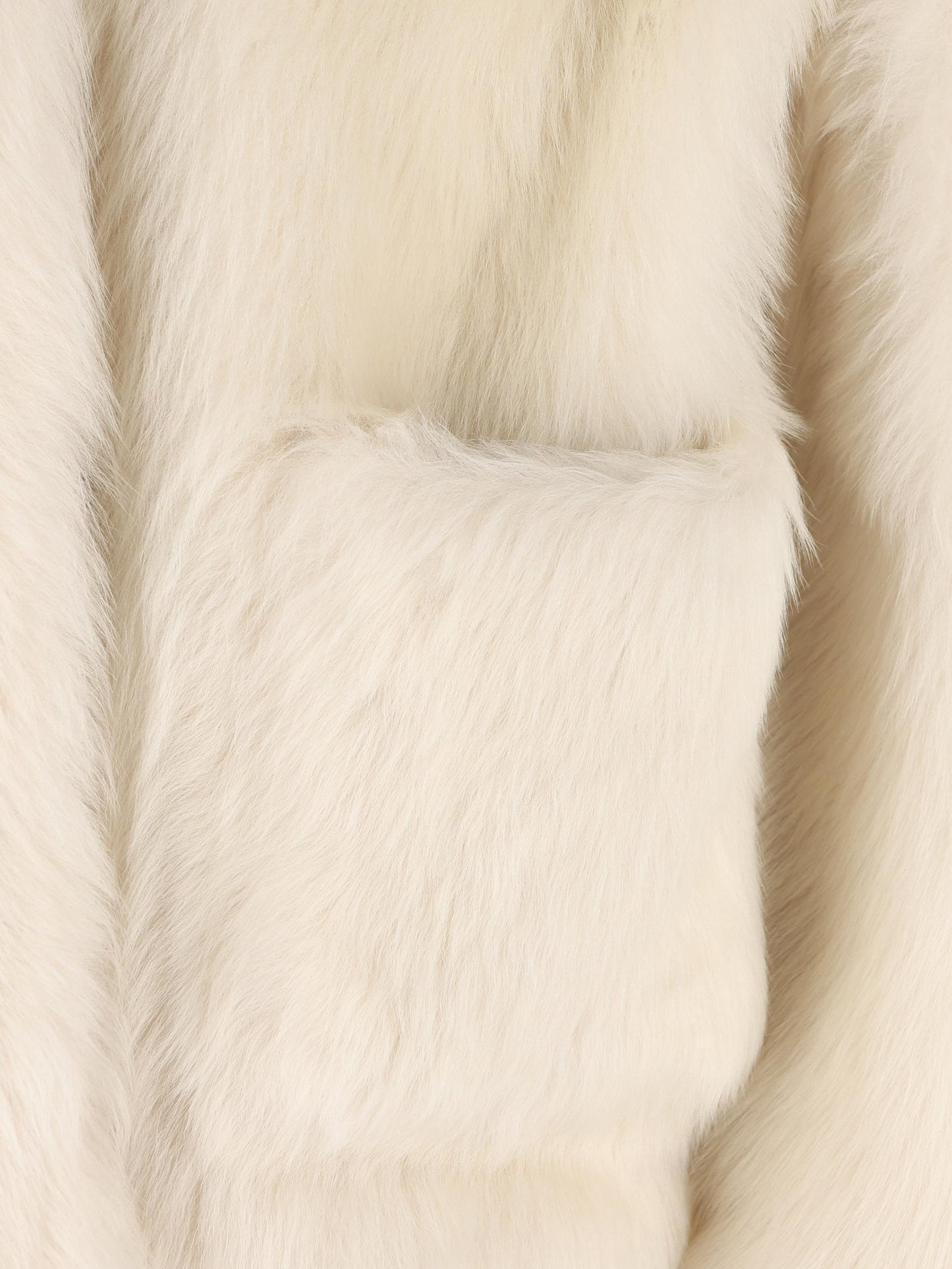 Giacca realizzata in pelliccia di agnello. 835453 XSAGQ9020 GUCCI 