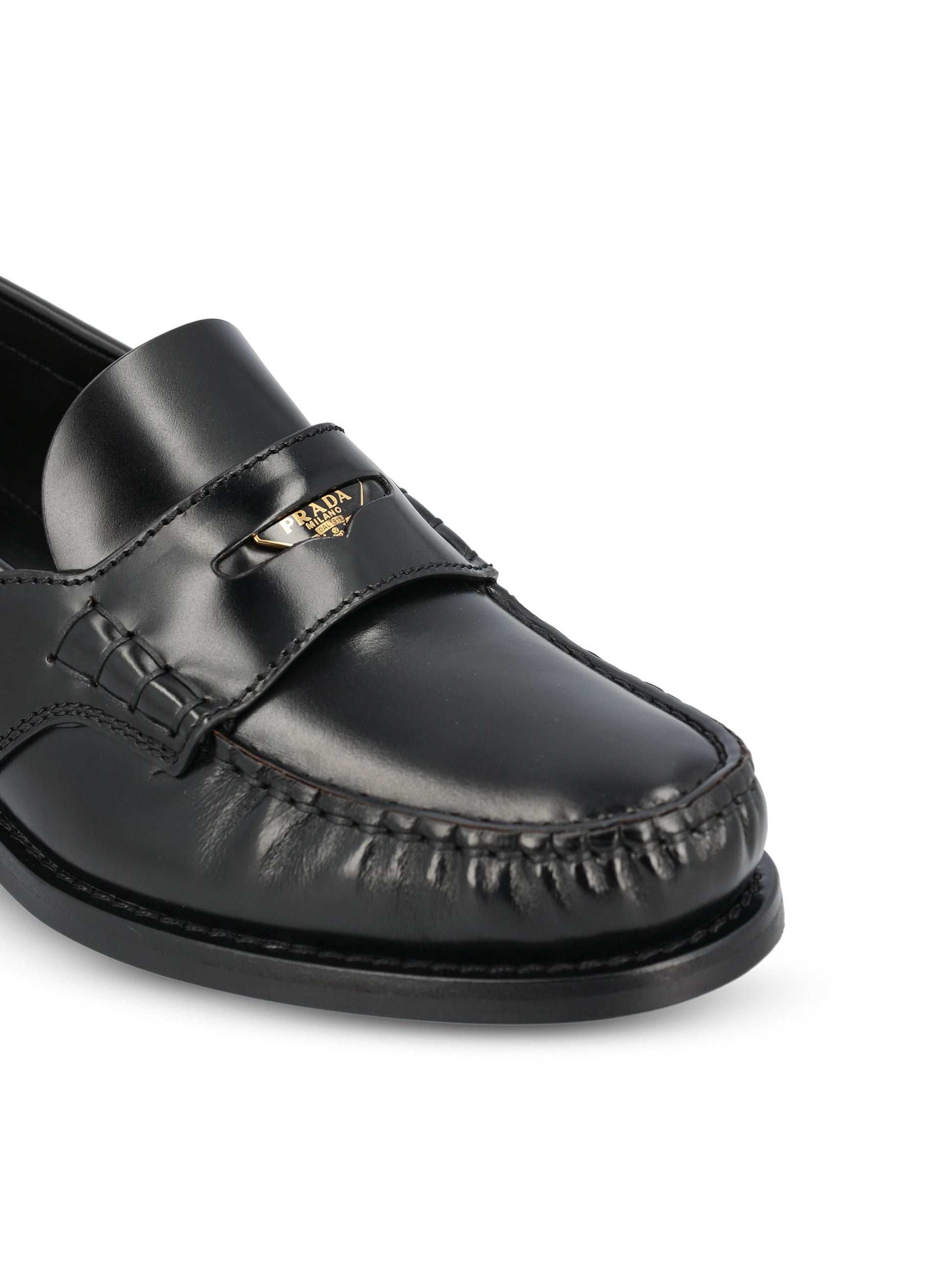 Mocassini realizzati in pelle spazzolata. 1D820N 055F0002 PRADA 