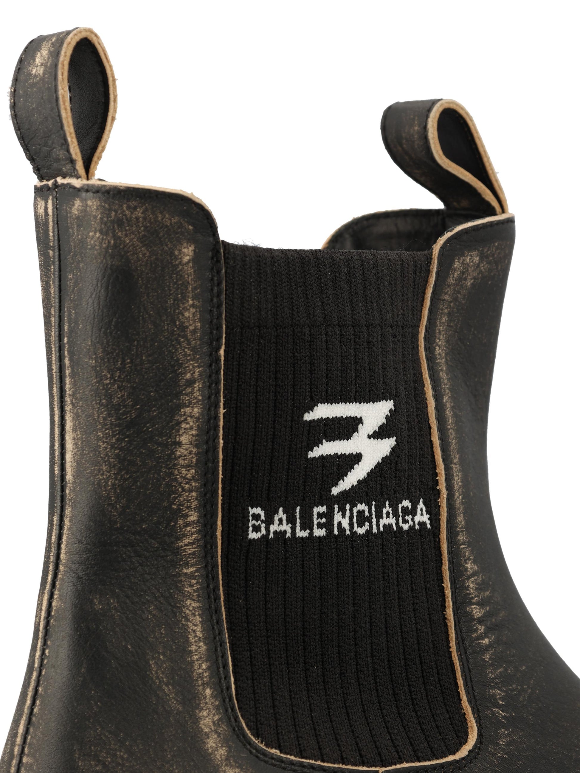 Stivali realizzati in pelle di toro. 854082 WB2281919 BALENCIAGA 